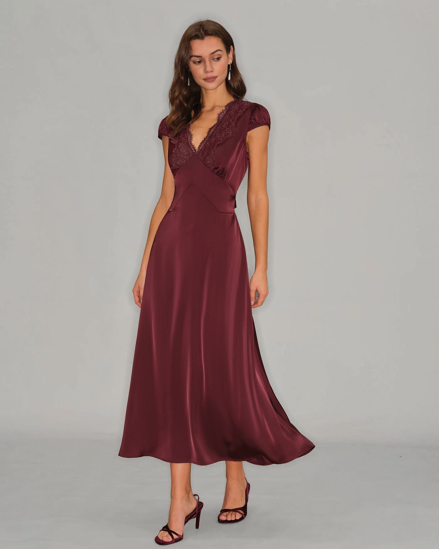 Vestido largo de encaje en burdeos con escote en V, ideal como invitada de boda o ceremonia