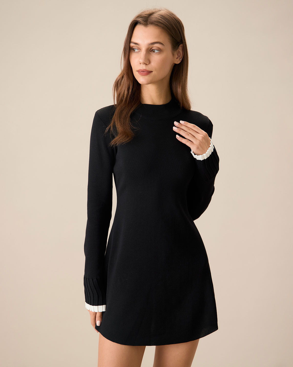 Minivestido Negro de Punto con Detalles en Contraste y Manga Larga