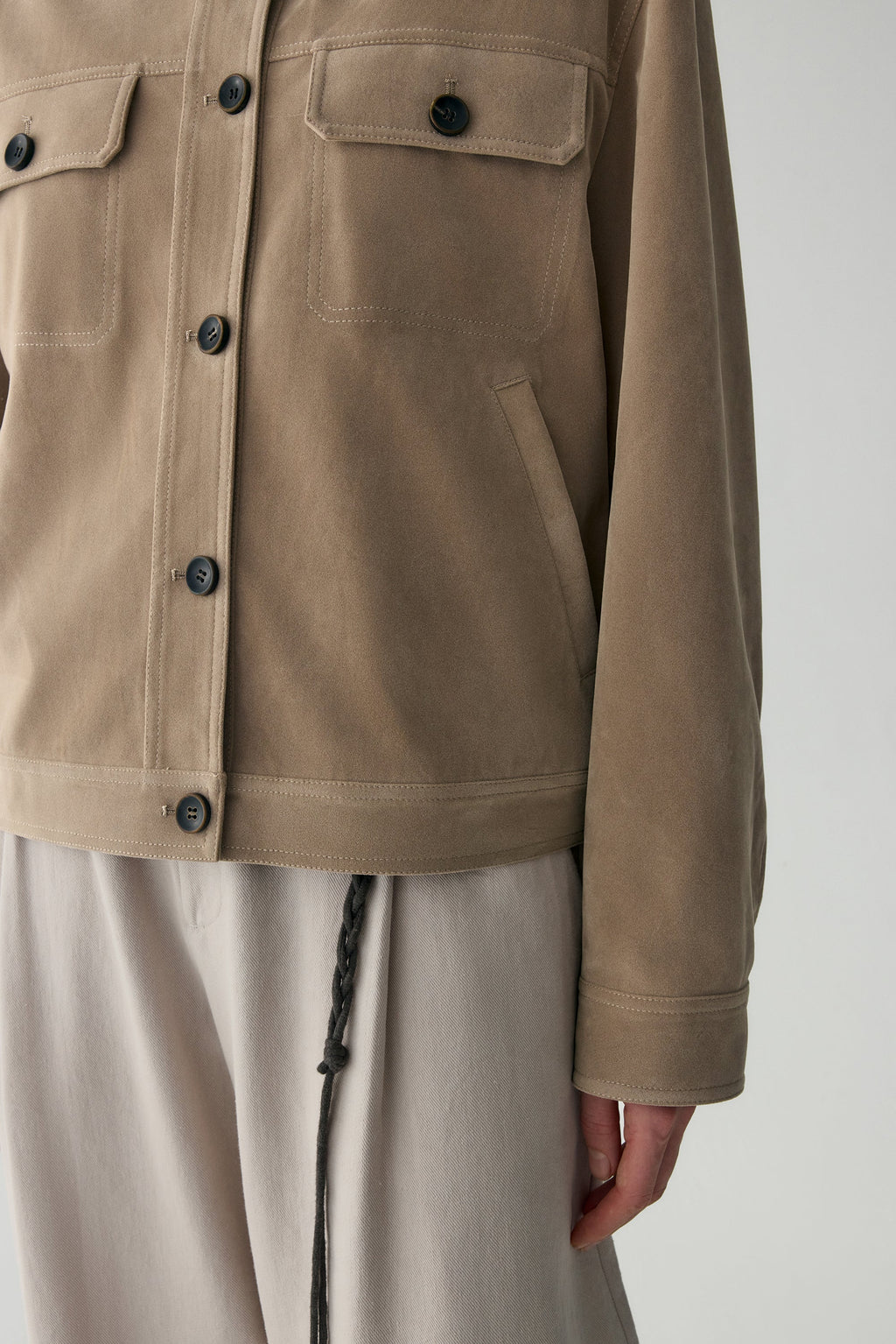 Nuria | Chaqueta de Ante con Bolsillos de Plastrón