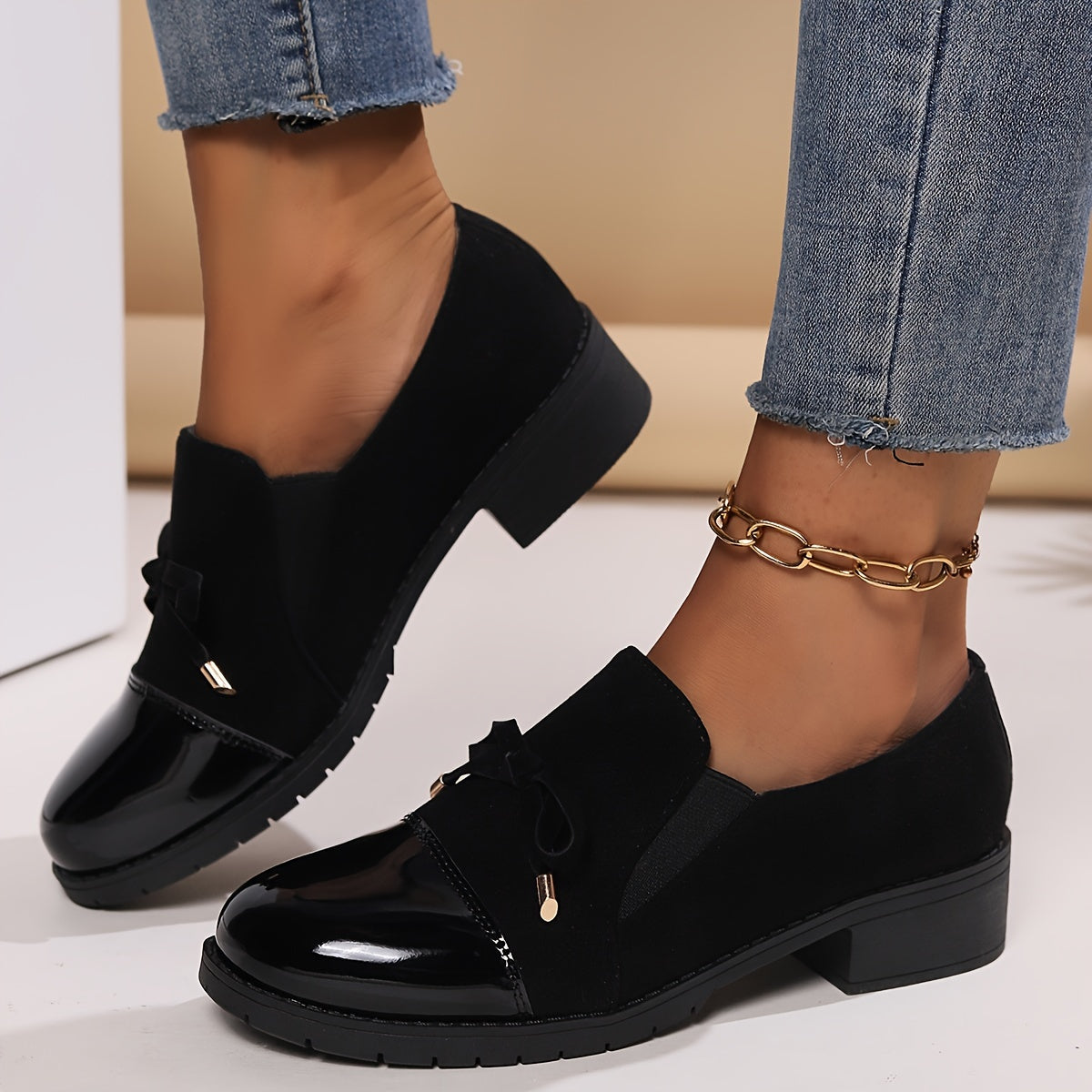 Graciela | Mocasines de Tacón Bajo con Puntera de Charol y Lazo