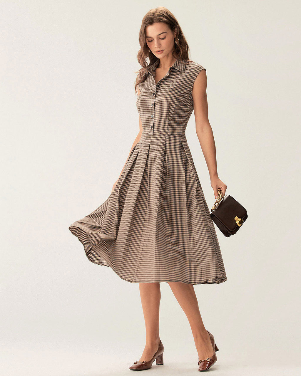 Vestido midi marrón con botonadura frontal y cuello camisero, vista lateral