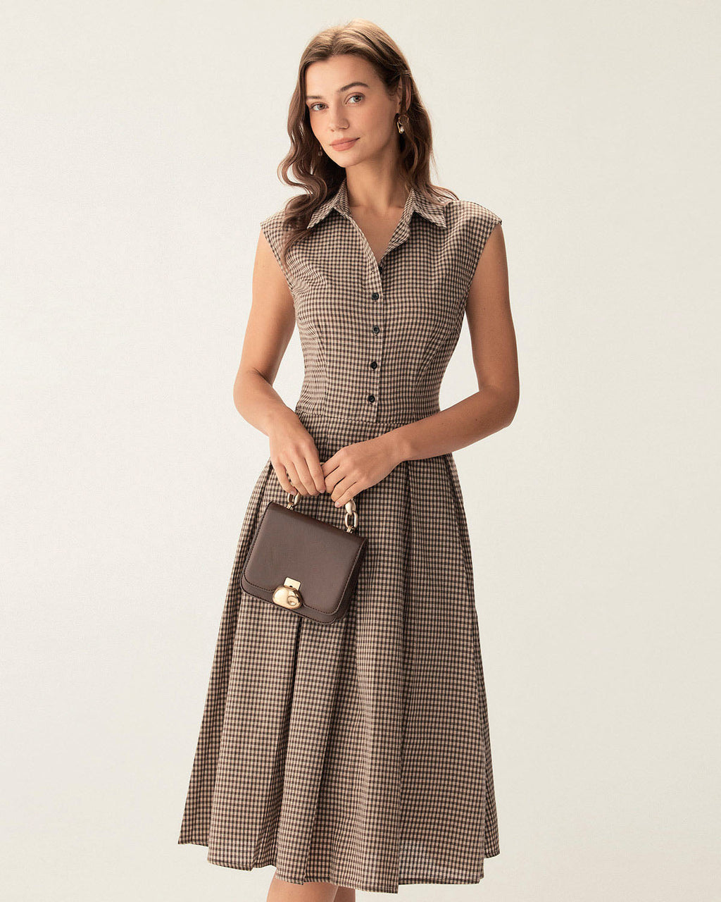 Vestido midi de cuadros marrón Manuela con falda plisada, vista frontal