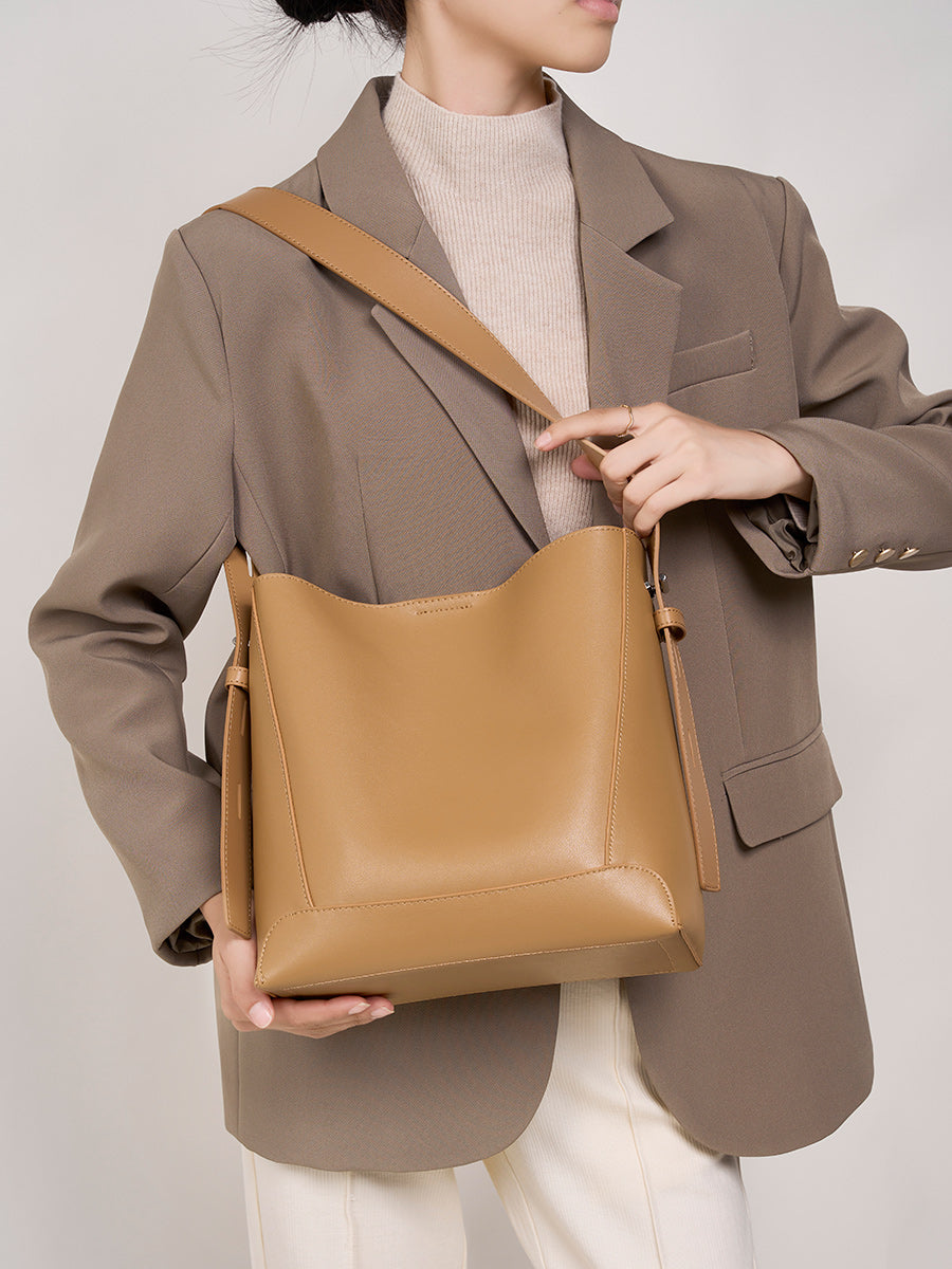 Carlota | Bolso Saco de Piel Auténtica con Bandolera Ajustable