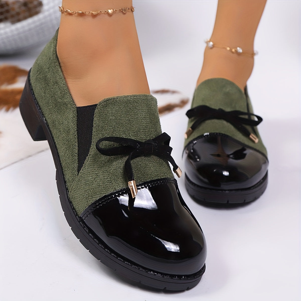 Graciela | Mocasines de Tacón Bajo con Puntera de Charol y Lazo