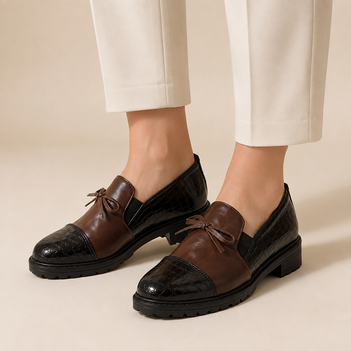 Graciela | Mocasines de Tacón Bajo con Puntera de Charol y Lazo