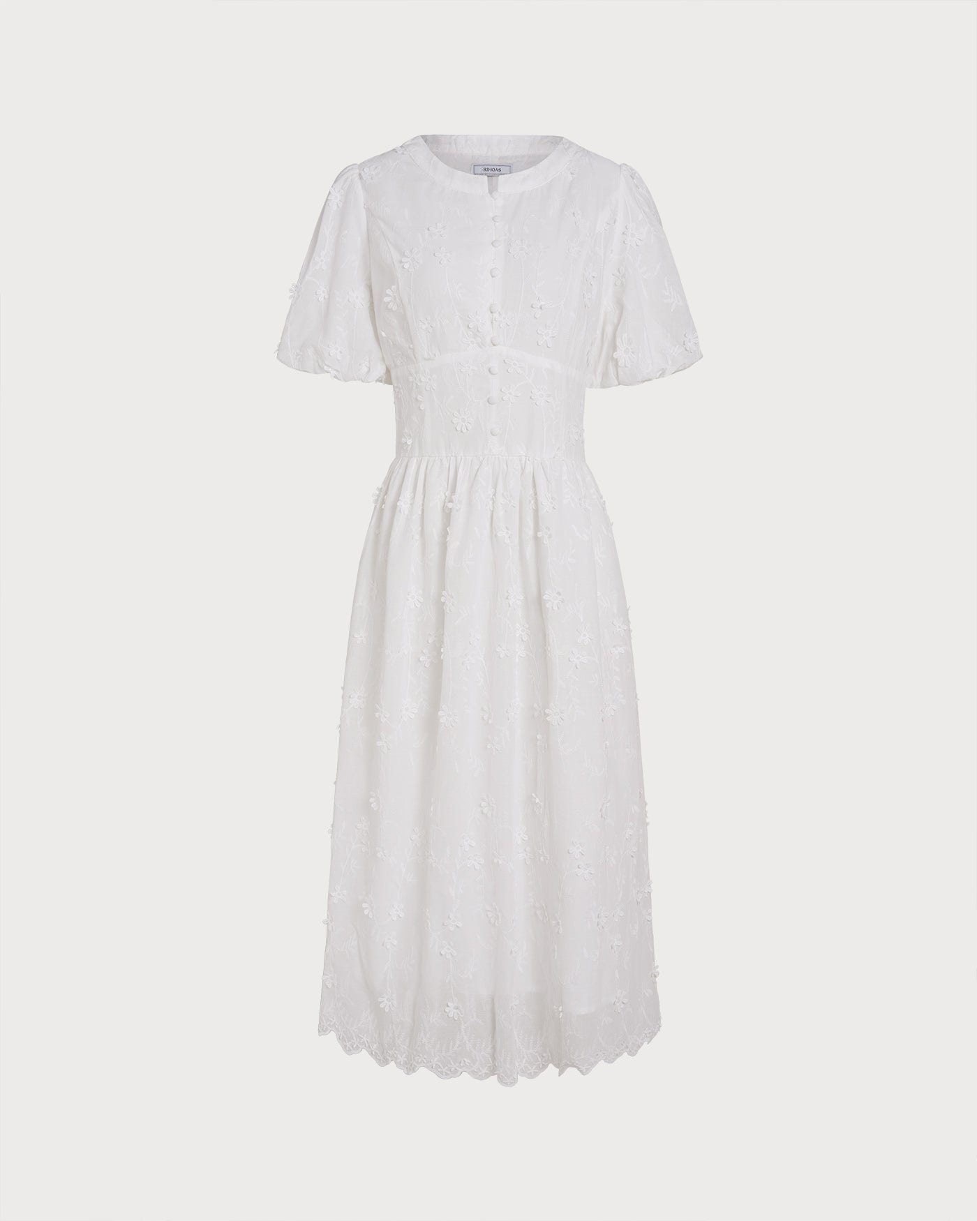 Detalle de la manga corta redondeada del vestido blanco Blanca