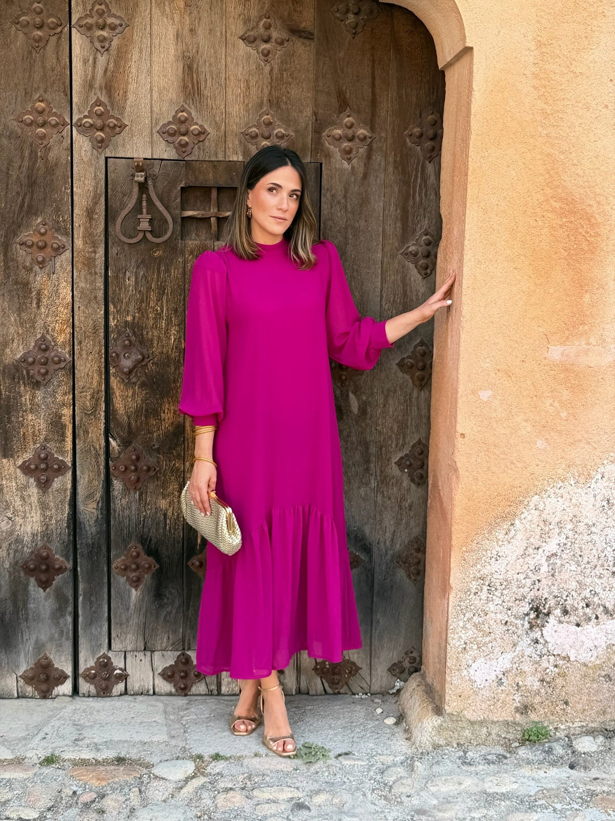 Andrea | Vestido Largo de Gasa con Volante Asimétrico en Buganvilla