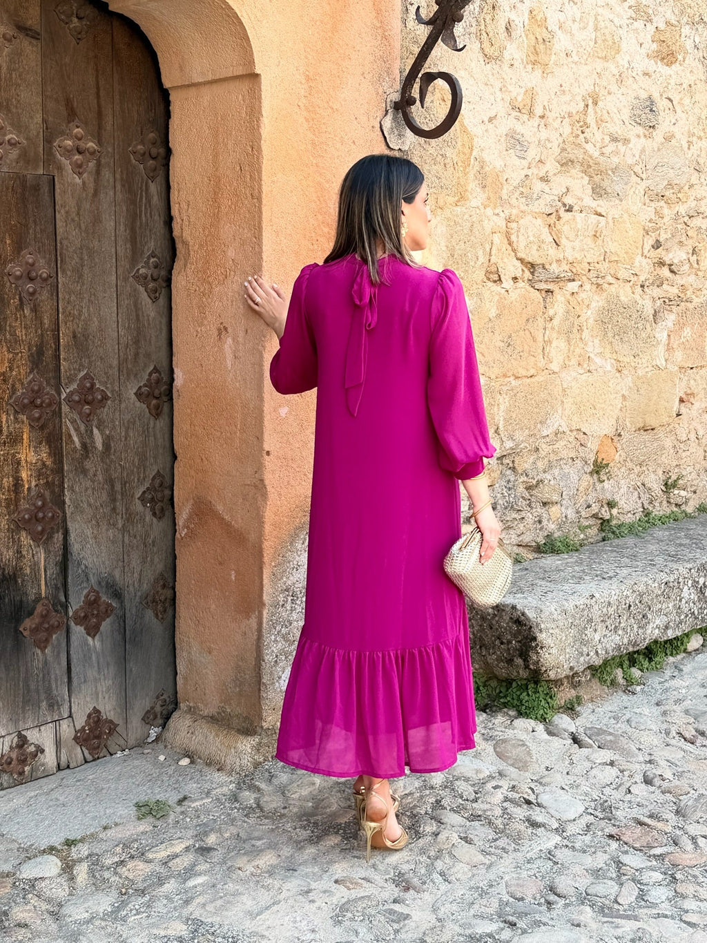 Andrea | Vestido Largo de Gasa con Volante Asimétrico en Buganvilla
