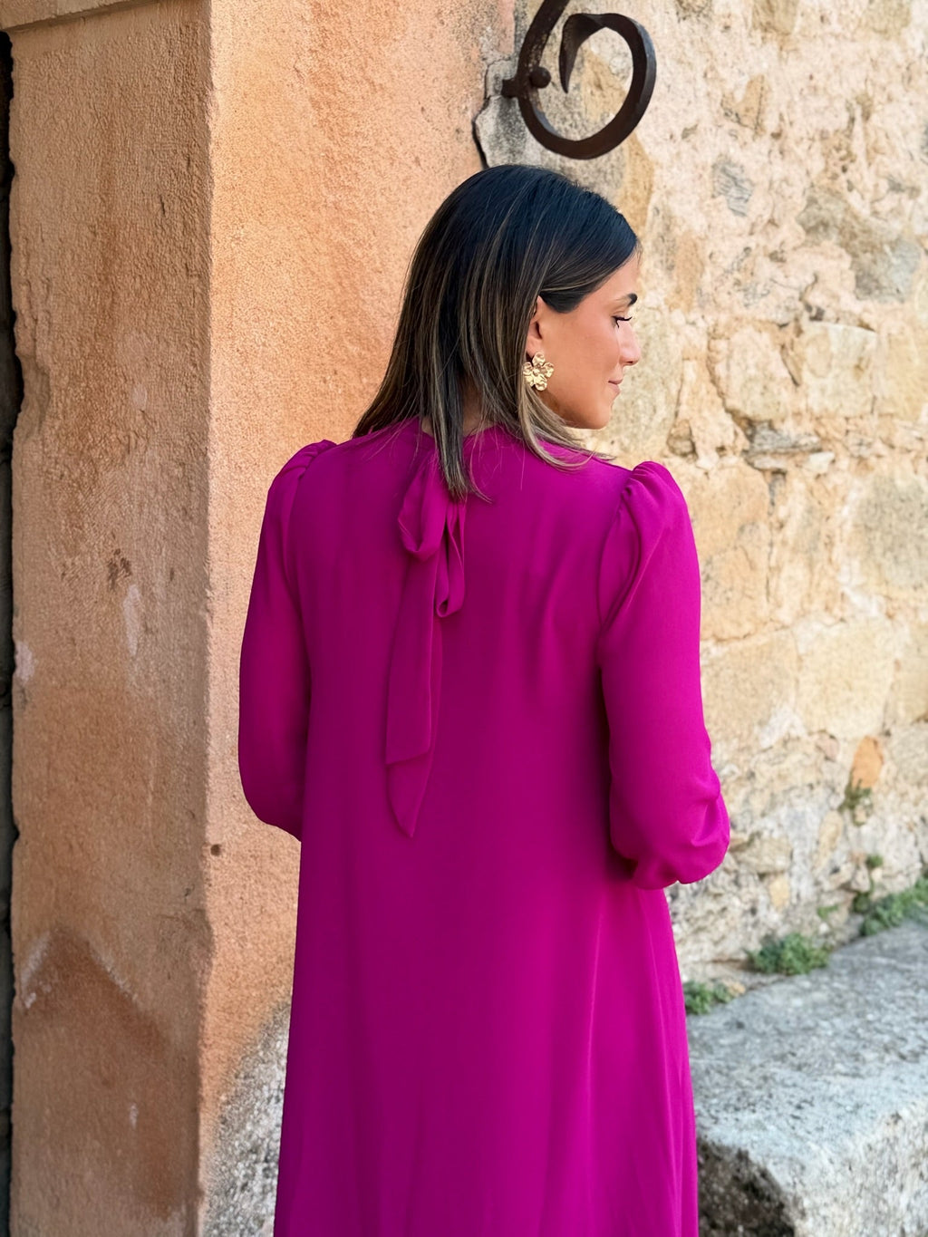 Andrea | Vestido Largo de Gasa con Volante Asimétrico en Buganvilla