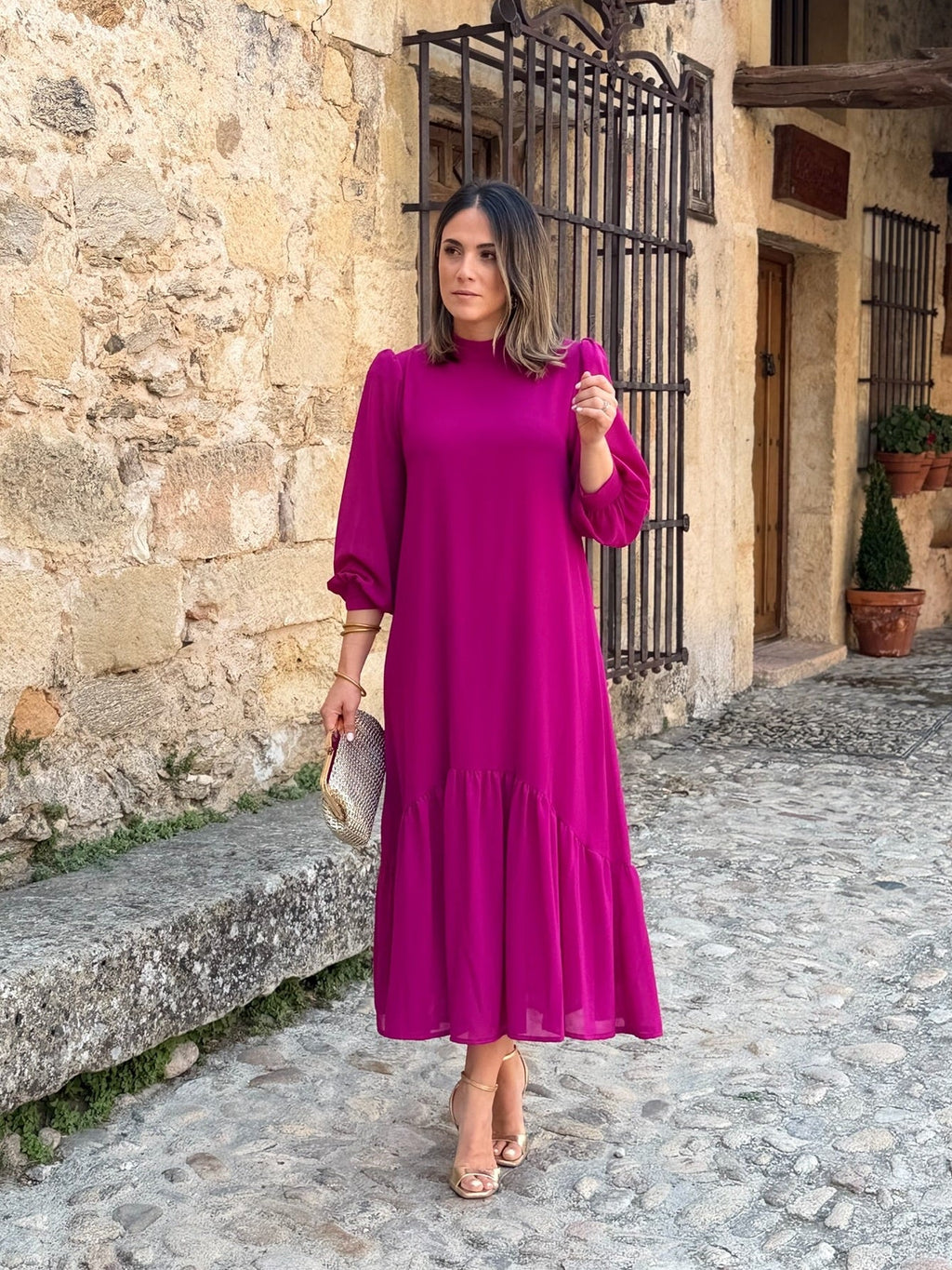 Andrea | Vestido Largo de Gasa con Volante Asimétrico en Buganvilla