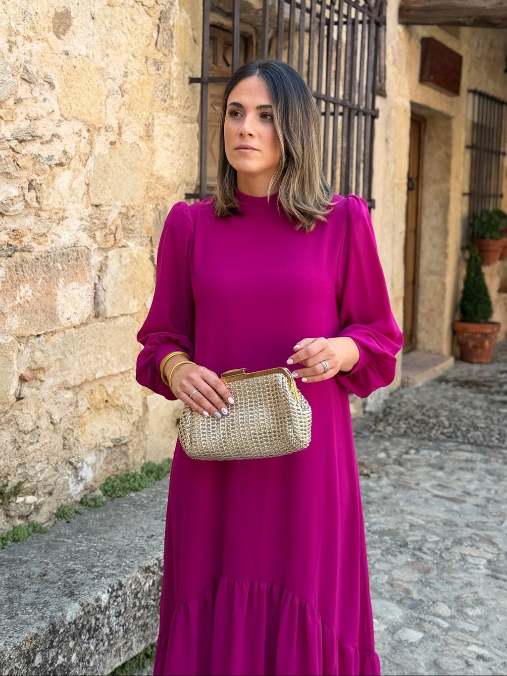 Andrea | Vestido Largo de Gasa con Volante Asimétrico en Buganvilla