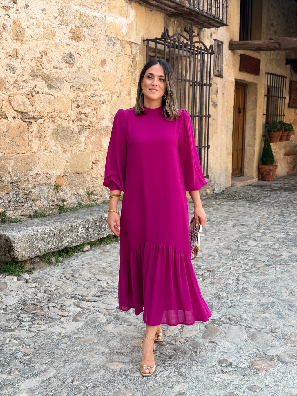 Andrea | Vestido Largo de Gasa con Volante Asimétrico en Buganvilla