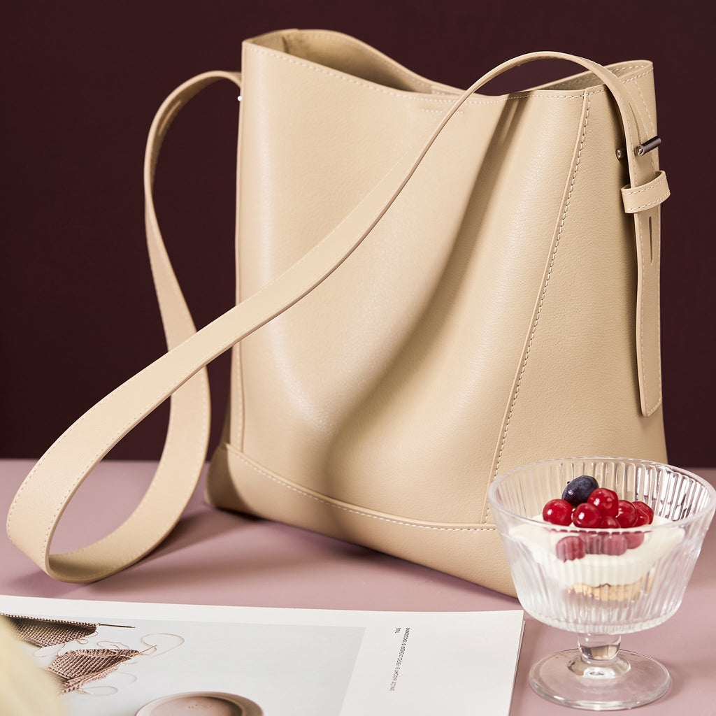 Carlota | Bolso Saco de Piel Auténtica con Bandolera Ajustable