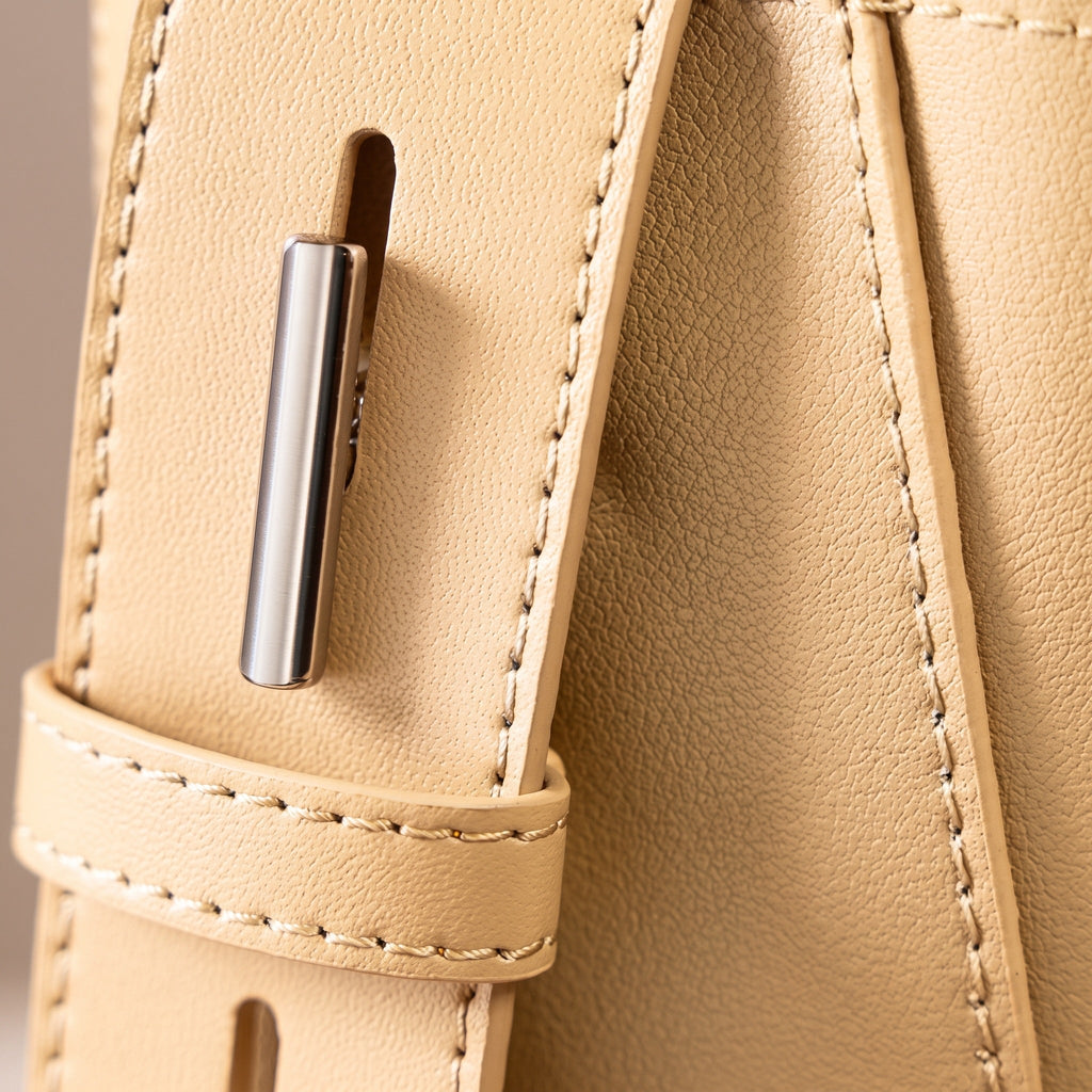 Carlota | Bolso Saco de Piel Auténtica con Bandolera Ajustable