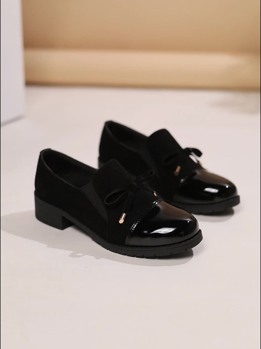 Graciela | Mocasines de Tacón Bajo con Puntera de Charol y Lazo