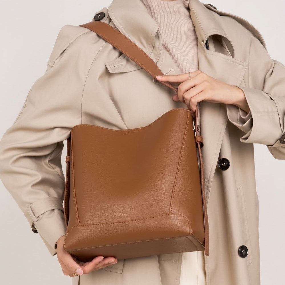 Carlota | Bolso Saco de Piel Auténtica con Bandolera Ajustable