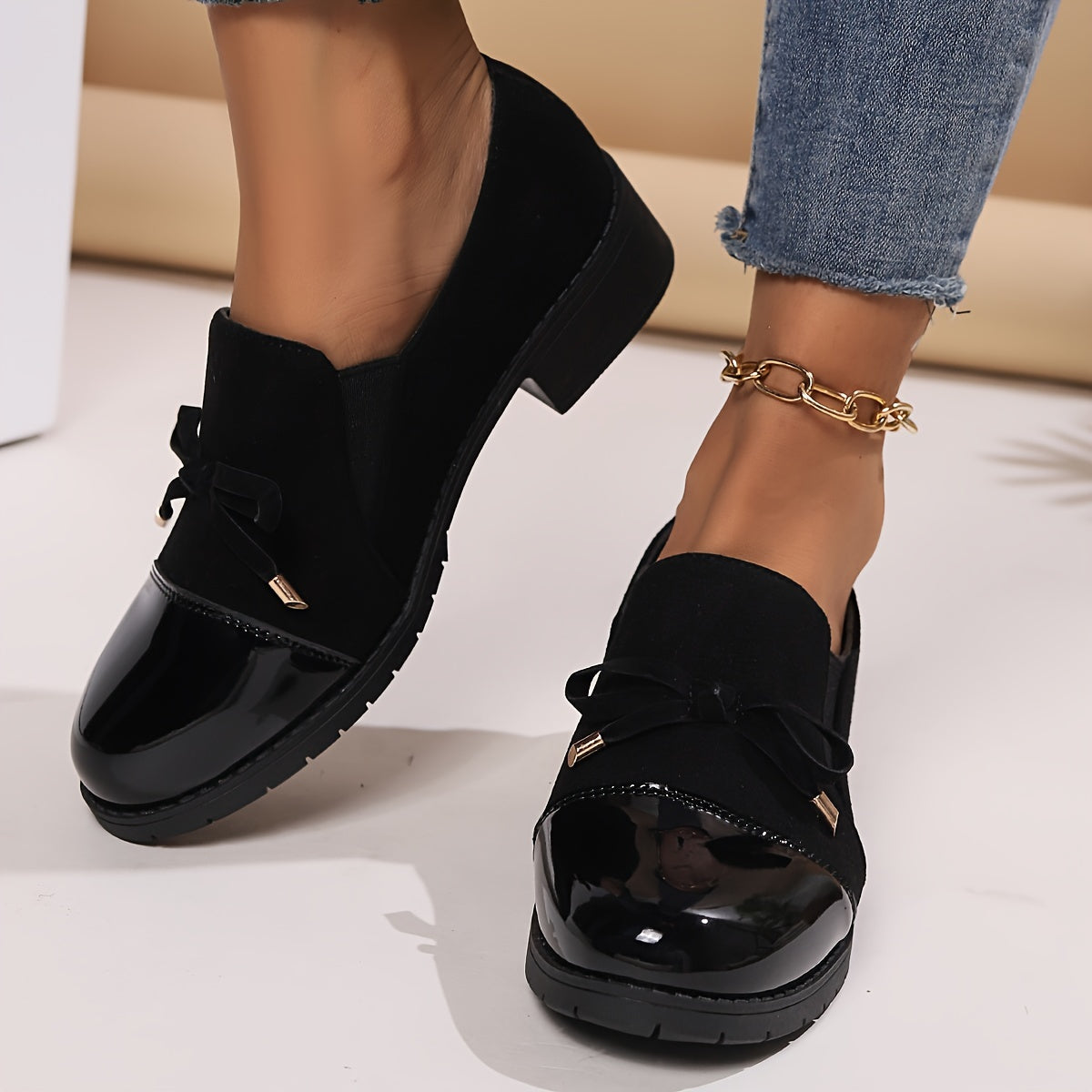 Graciela | Mocasines de Tacón Bajo con Puntera de Charol y Lazo