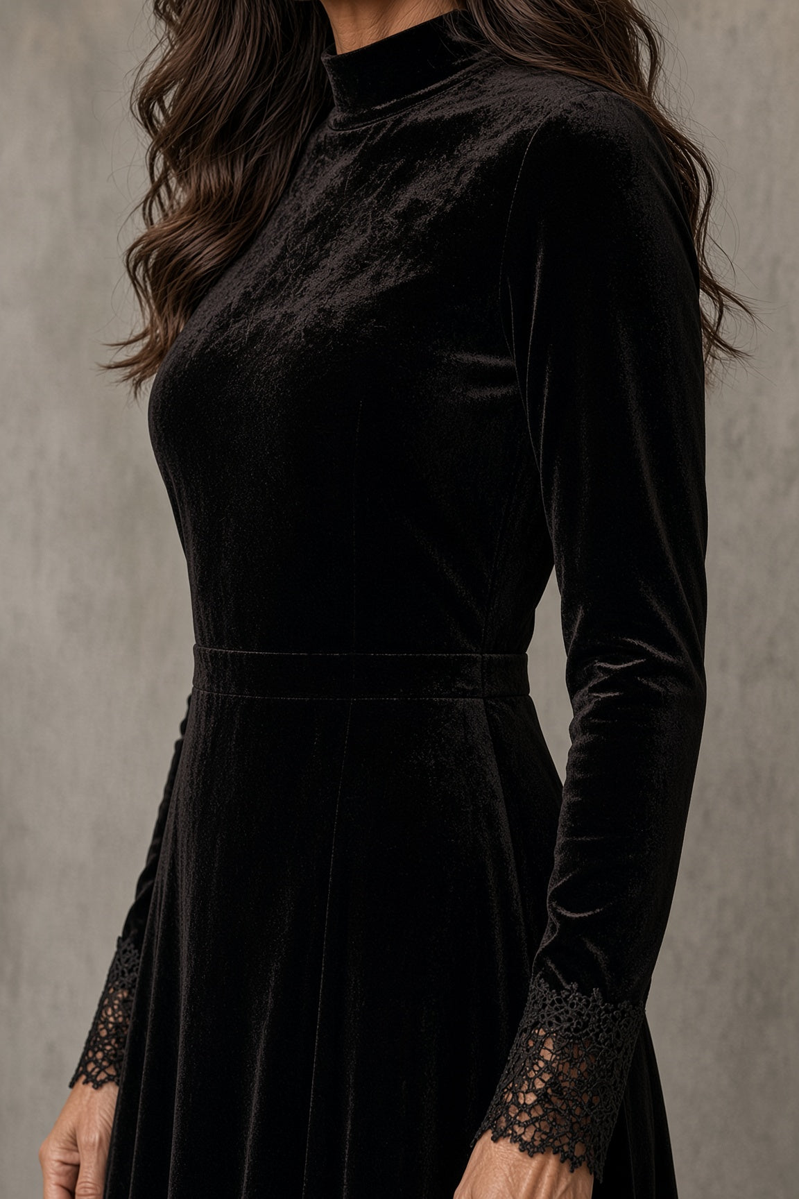 Luciana | Vestido de Terciopelo con Cuello Alto y Detalles de Encaje