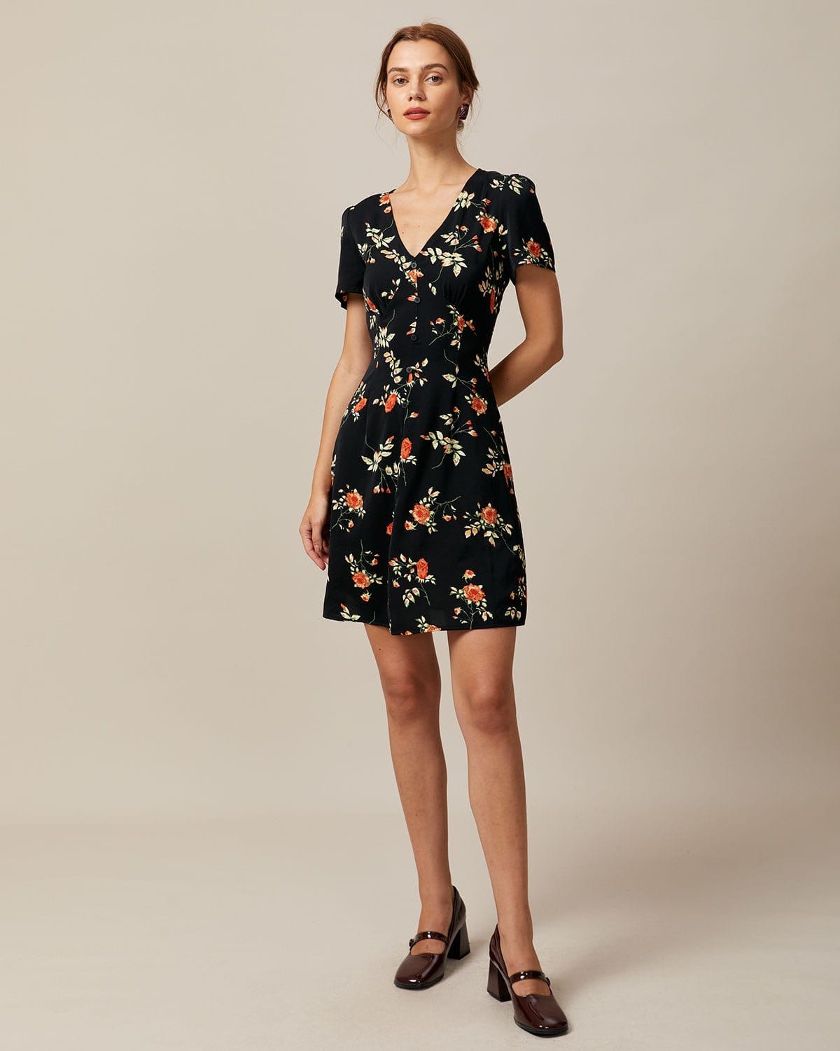 Minivestido Negro Floral con Escote en V y Botones