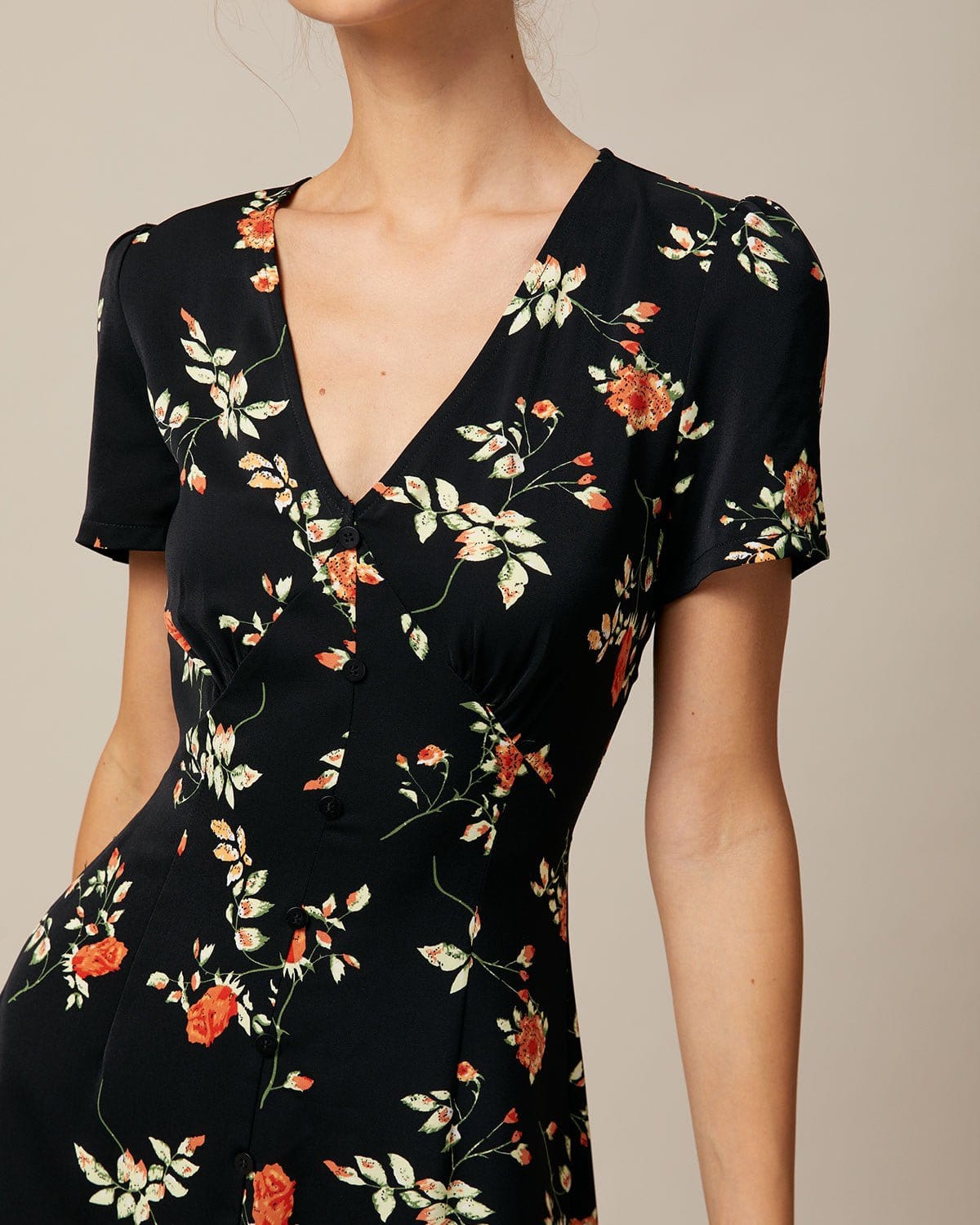 Minivestido Negro Floral con Escote en V y Botones