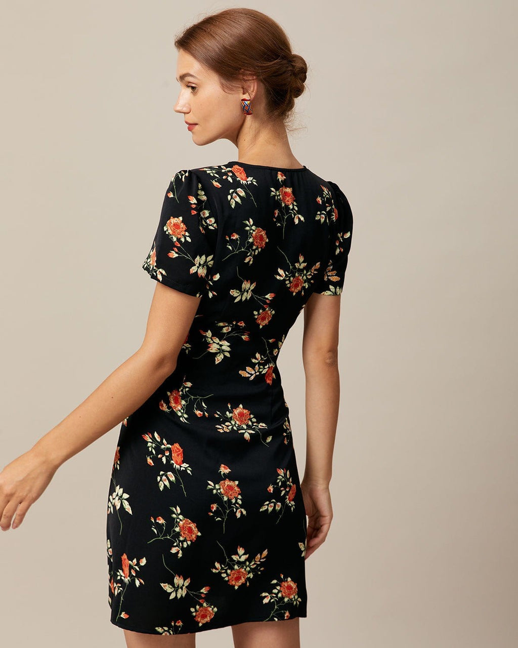 Minivestido Negro Floral con Escote en V y Botones