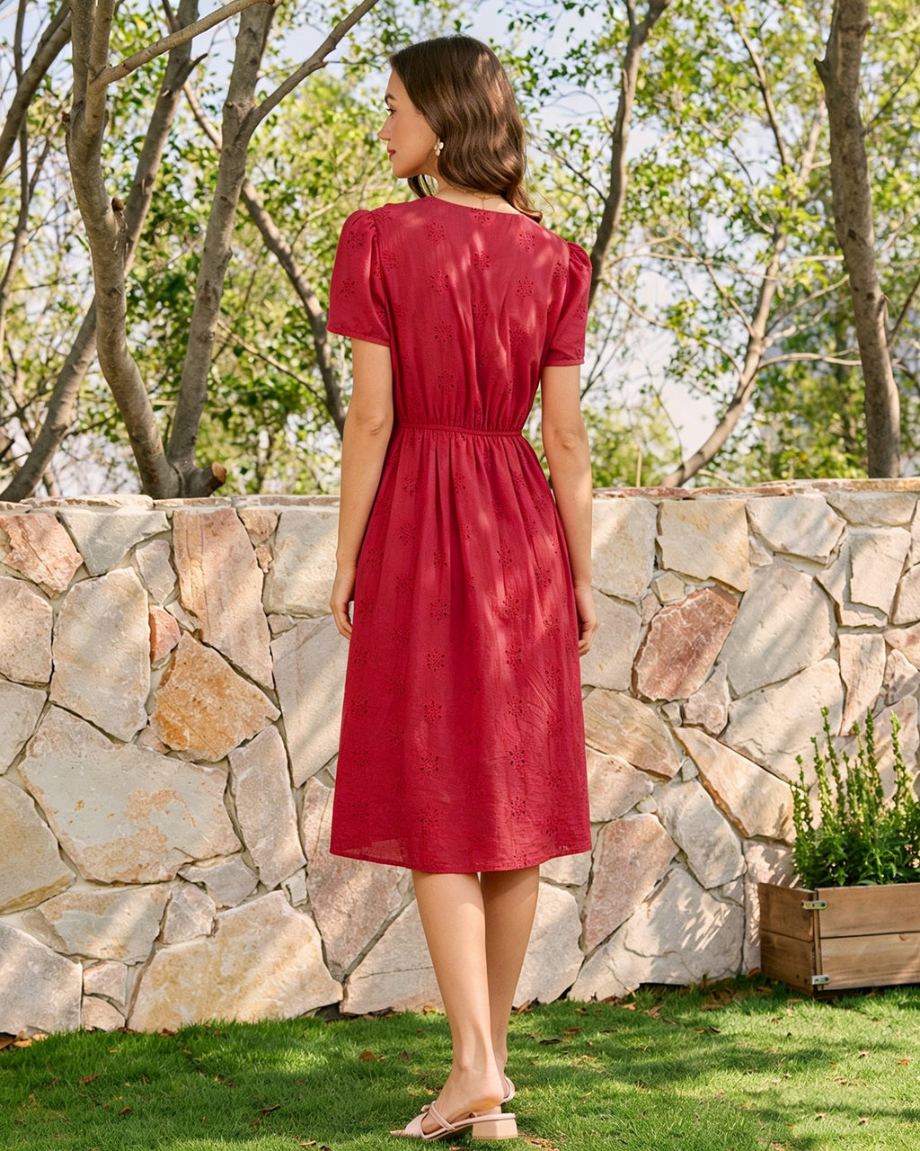 Detalle del escote en V y los botones del vestido rojo Irene