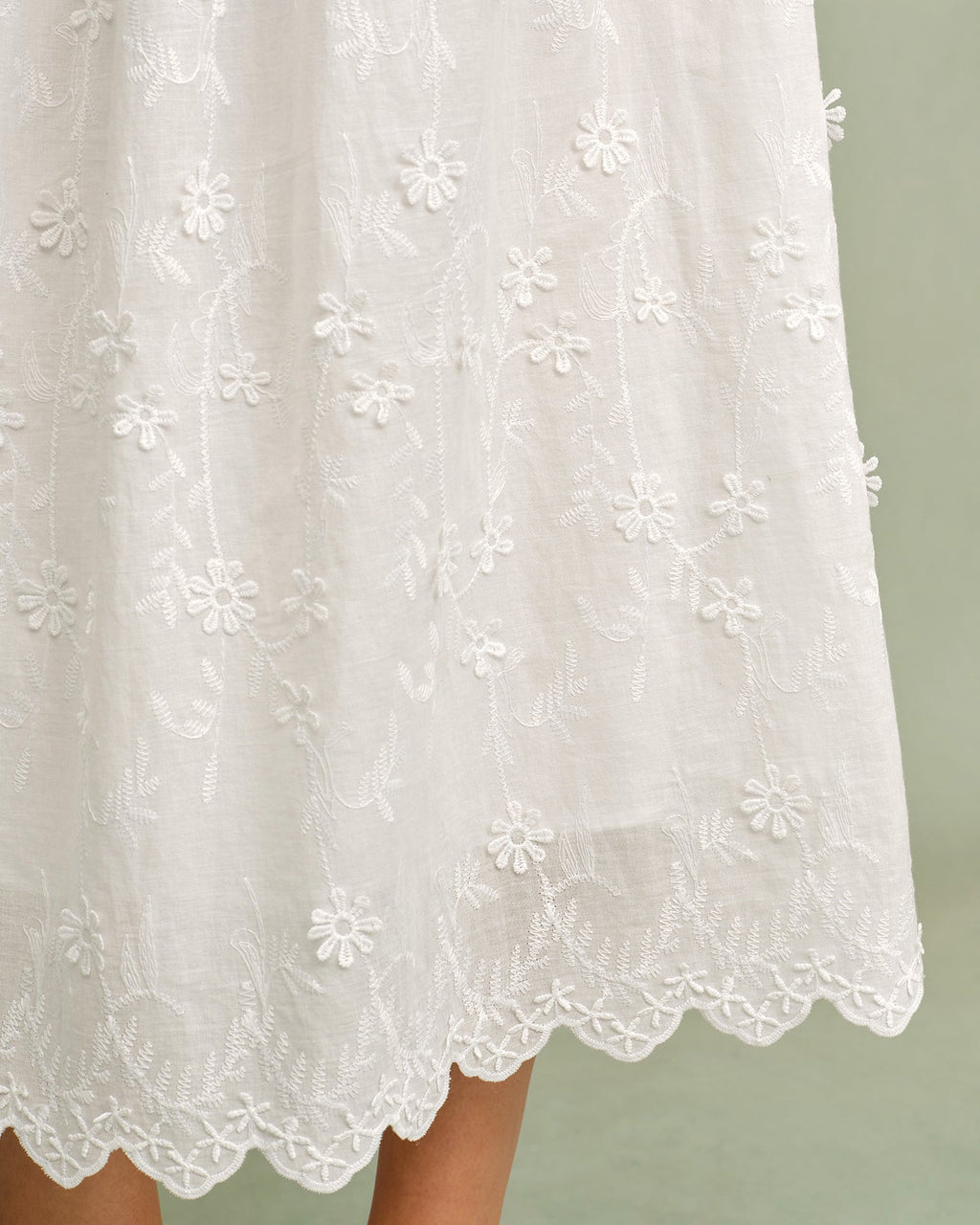 Vestido midi blanco con botonadura frontal, vista lateral