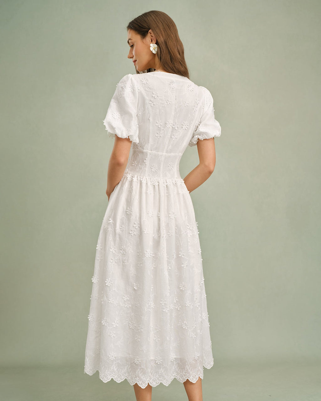 Detalle del bajo festoneado del vestido midi blanco