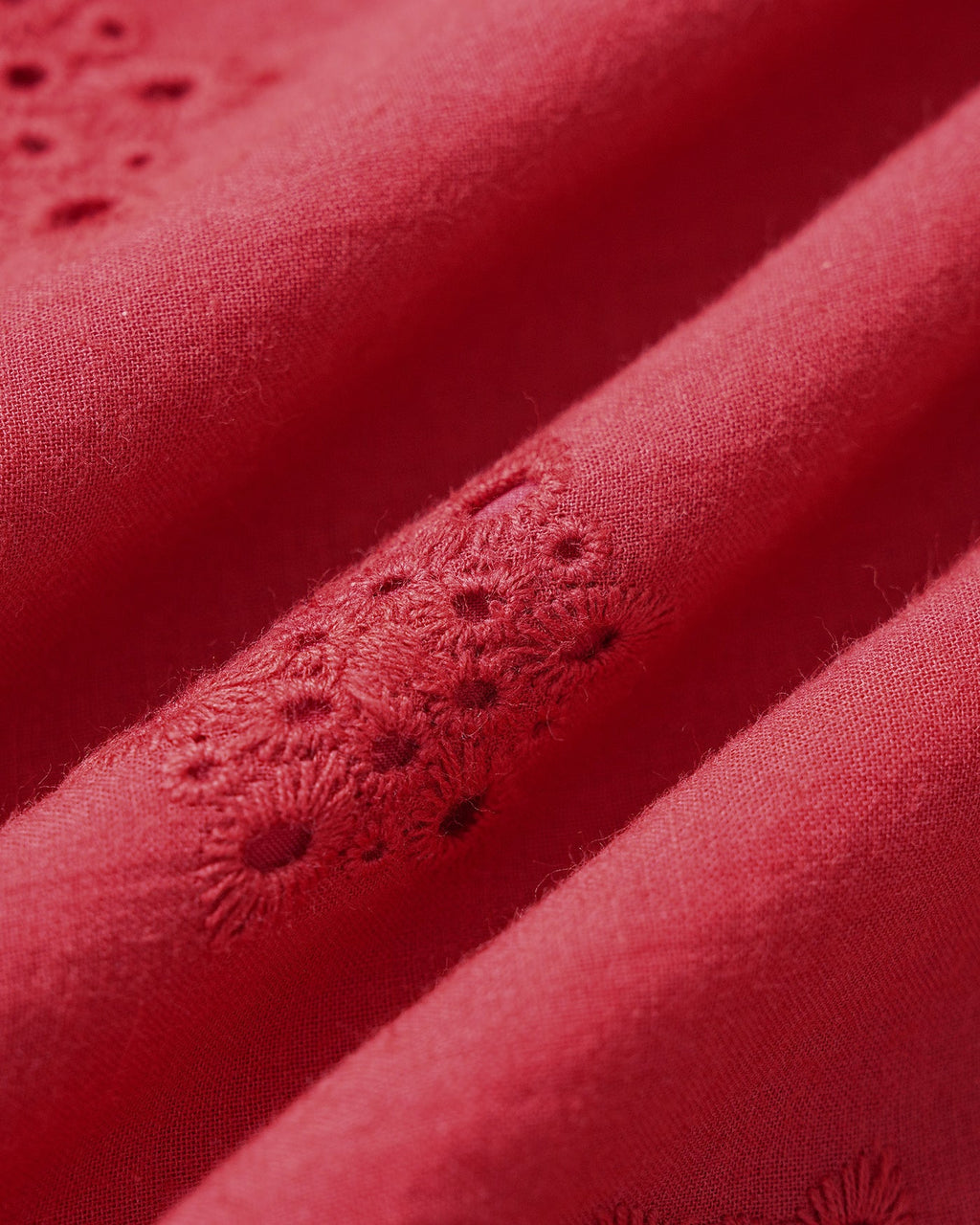 Vestido midi rojo bordado de diario, look completo