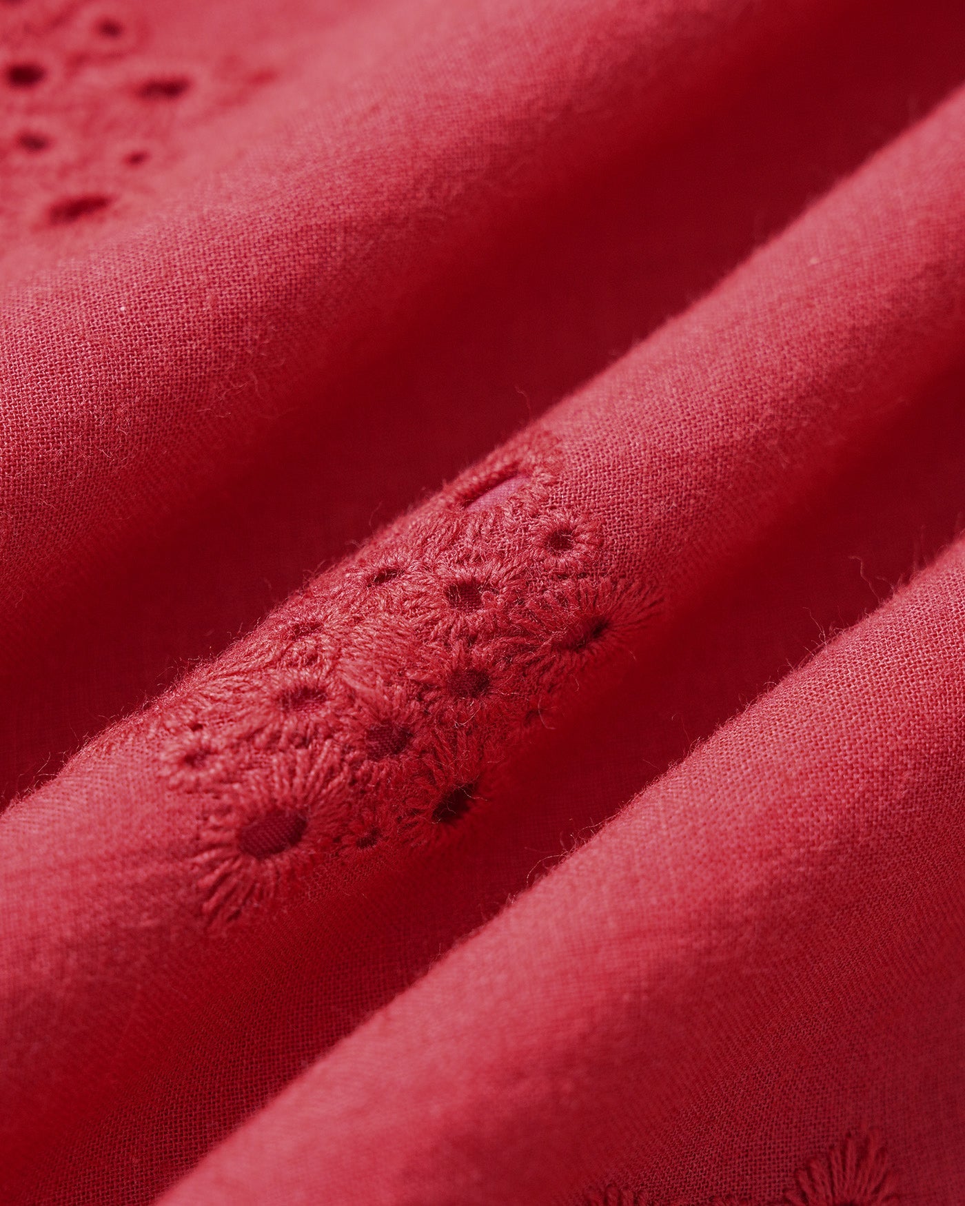 Vestido midi rojo bordado de diario, look completo