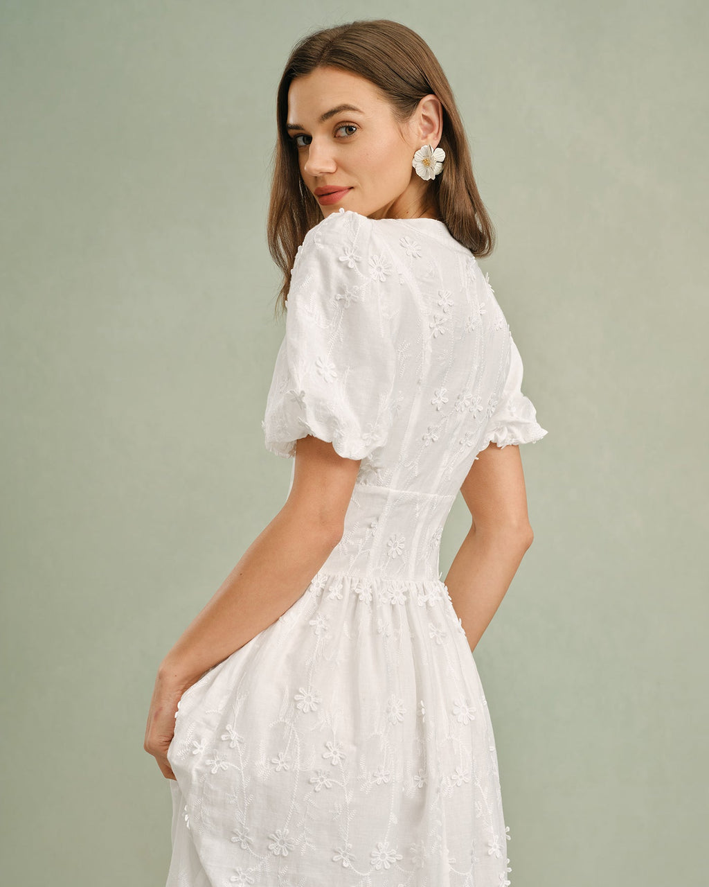 Detalle del relieve floral calado del vestido blanco Blanca