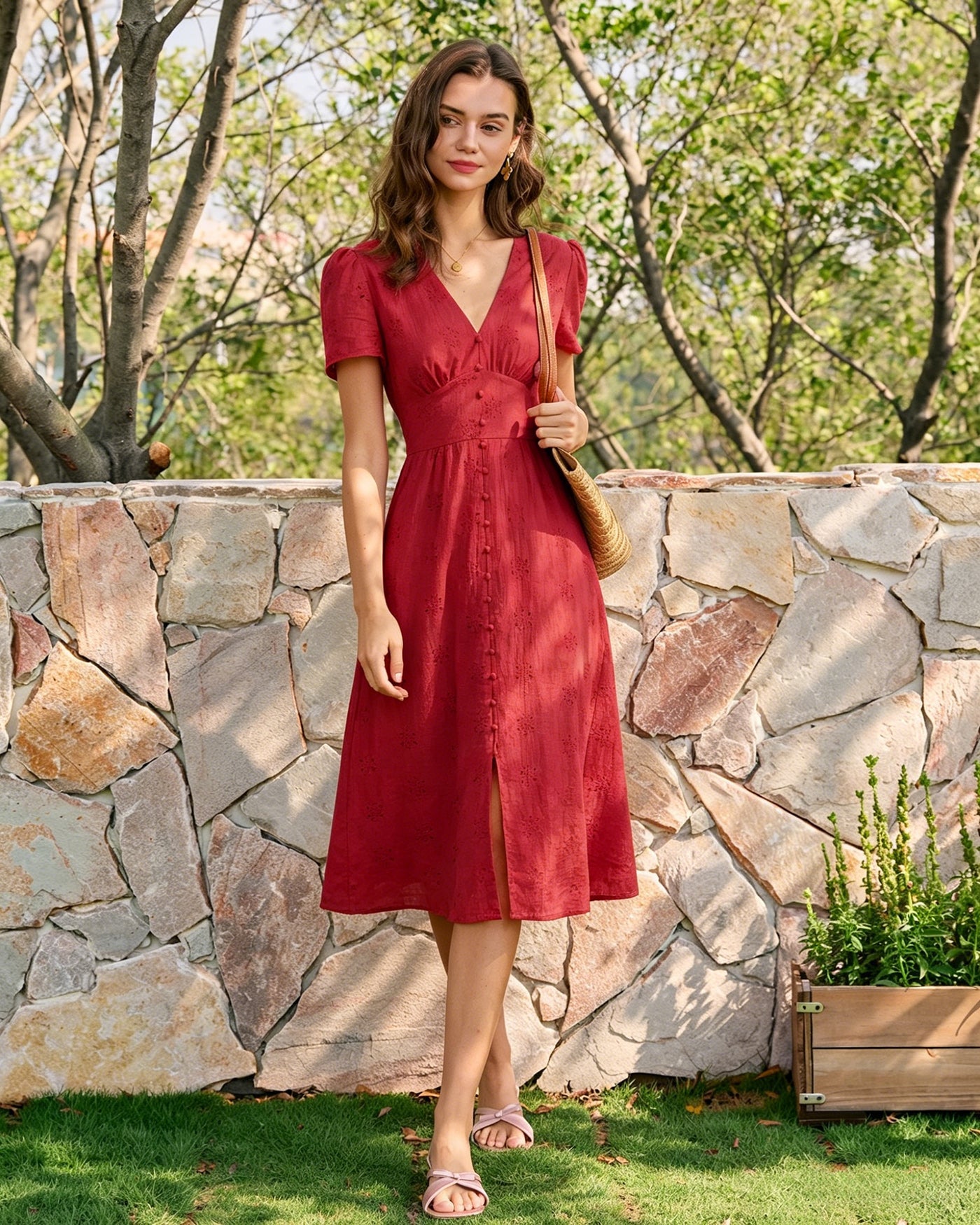 Detalle del bordado del vestido midi rojo Irene