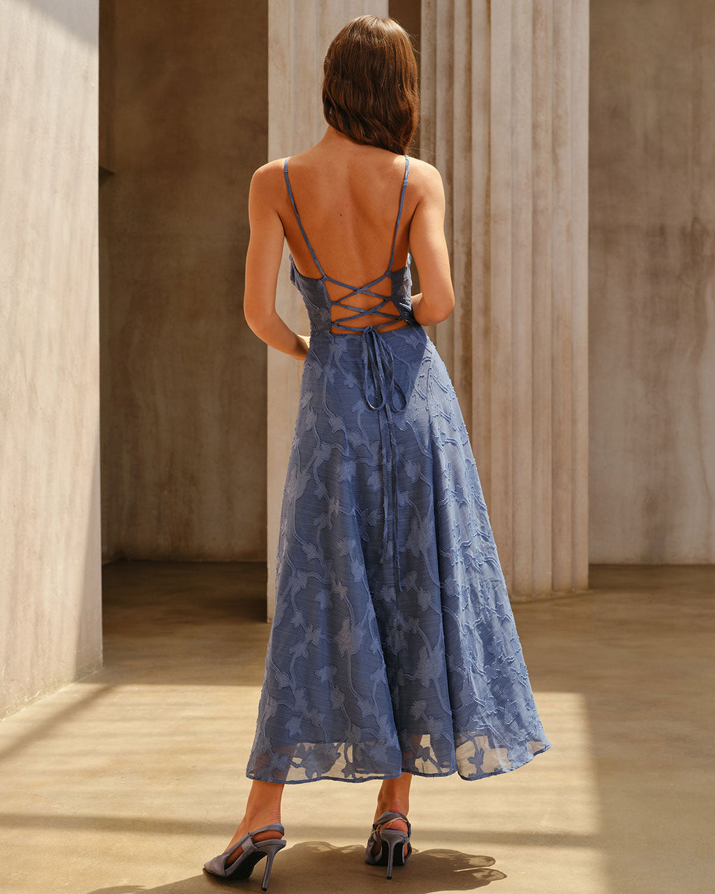 Vestido largo azul de ceremonia con tirantes finos, vista lateral