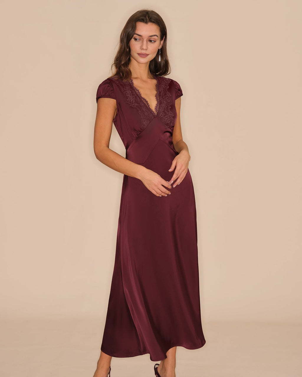 Detalle del escote en V con lazada del vestido de encaje burdeos