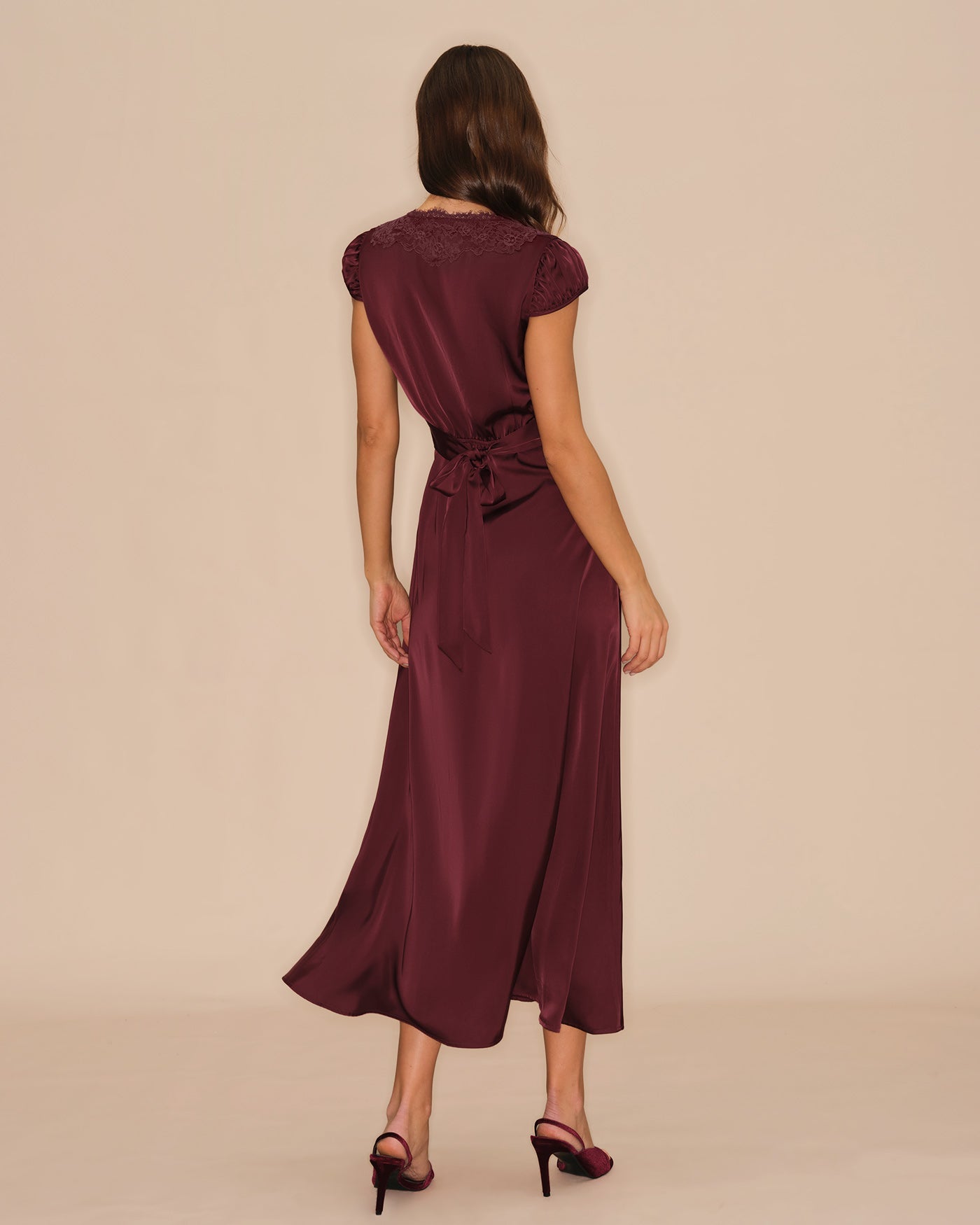 Vestido largo de encaje burdeos de invitada, caída de la falda