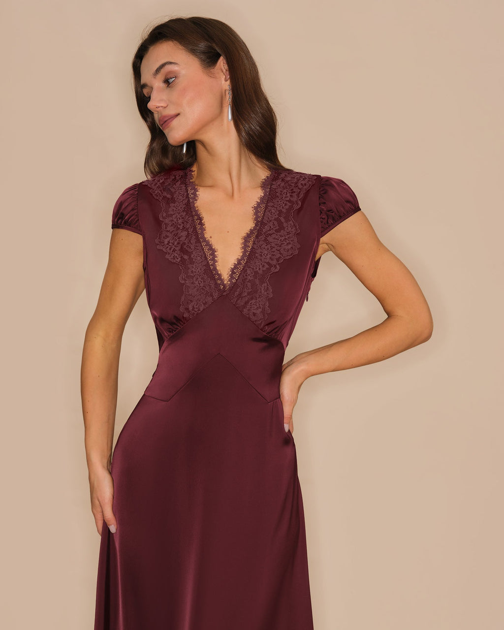 Vestido largo burdeos de encaje con manga corta, vista trasera