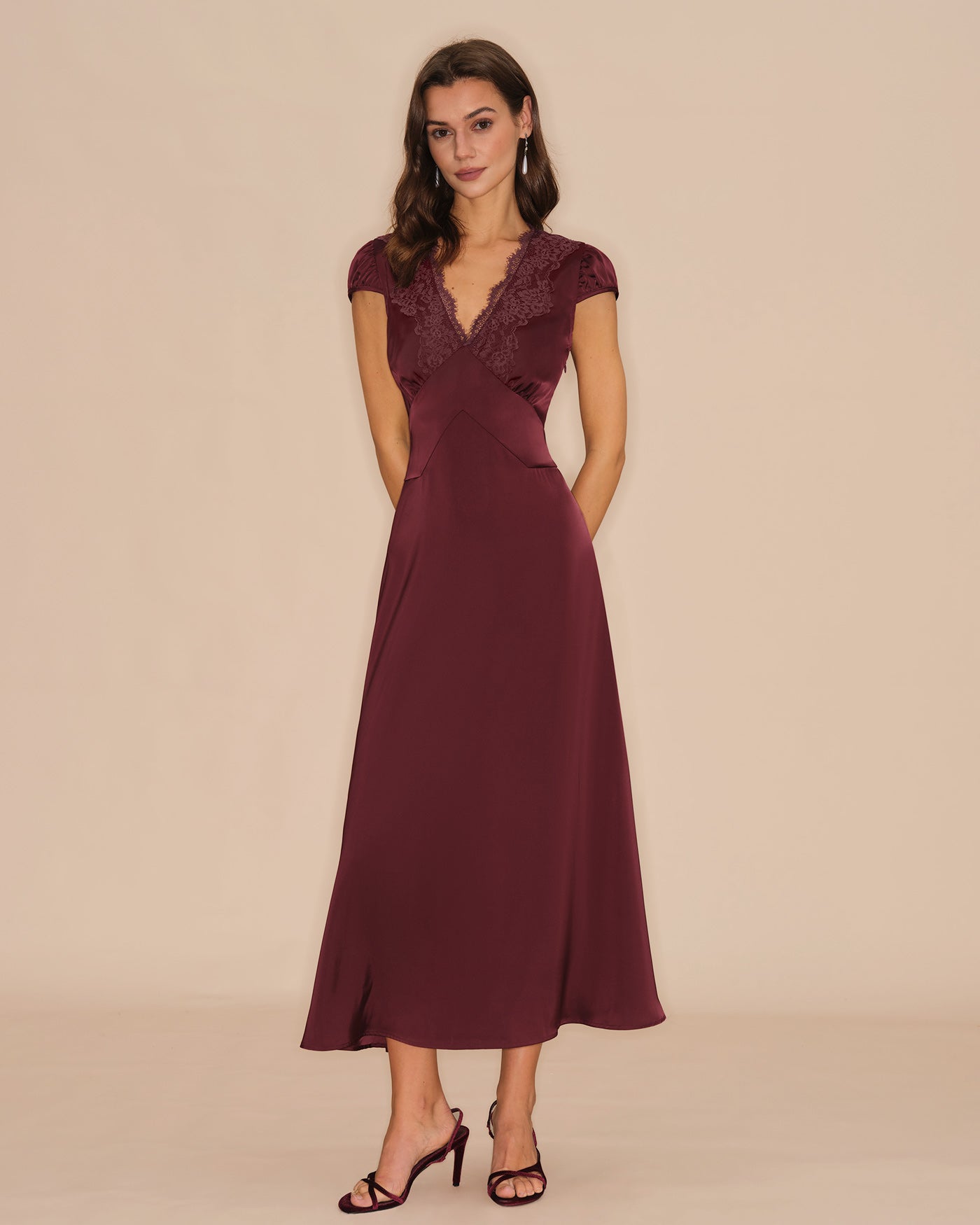 Vestido largo de encaje burdeos con manga corta cubierta, vista lateral