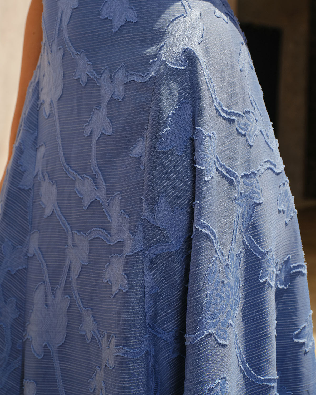 Detalle del jacquard floral tejido del vestido largo azul Paloma