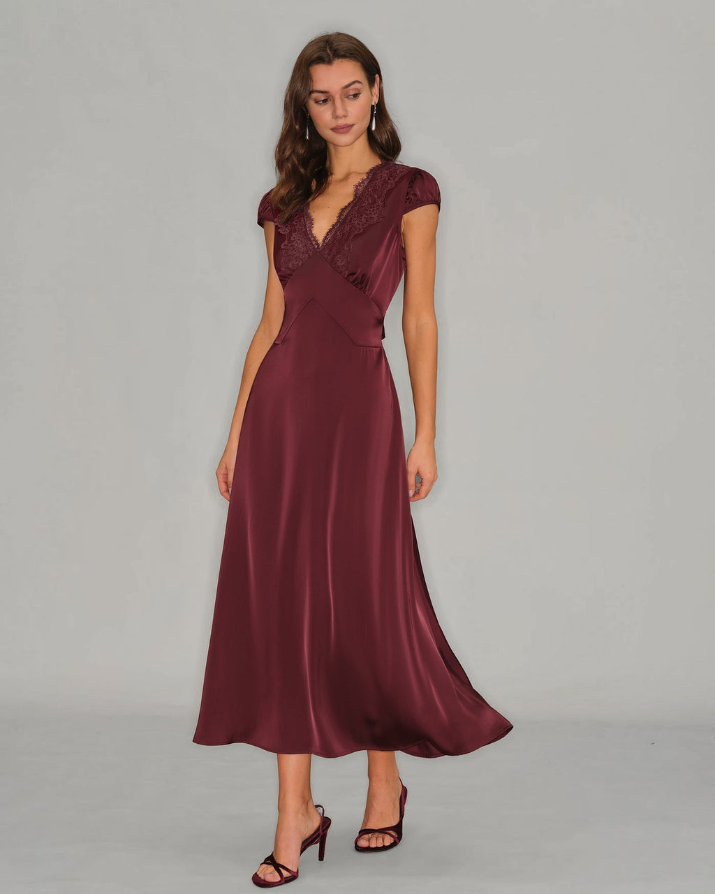 Vestido largo de encaje burdeos Casilda con escote en V, vista frontal