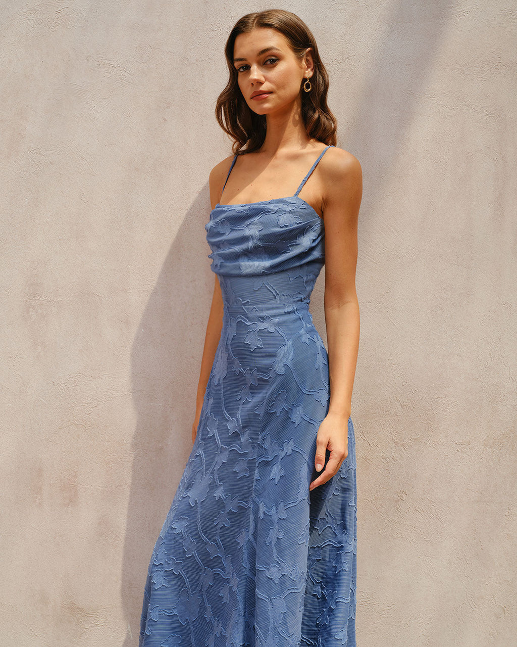 Vestido largo azul de invitada con espalda cruzada y lazada, vista trasera