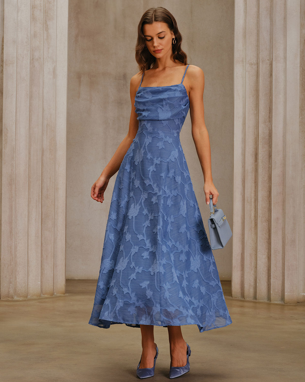 Vestido largo azul de jacquard floral para boda de día, cuerpo entero