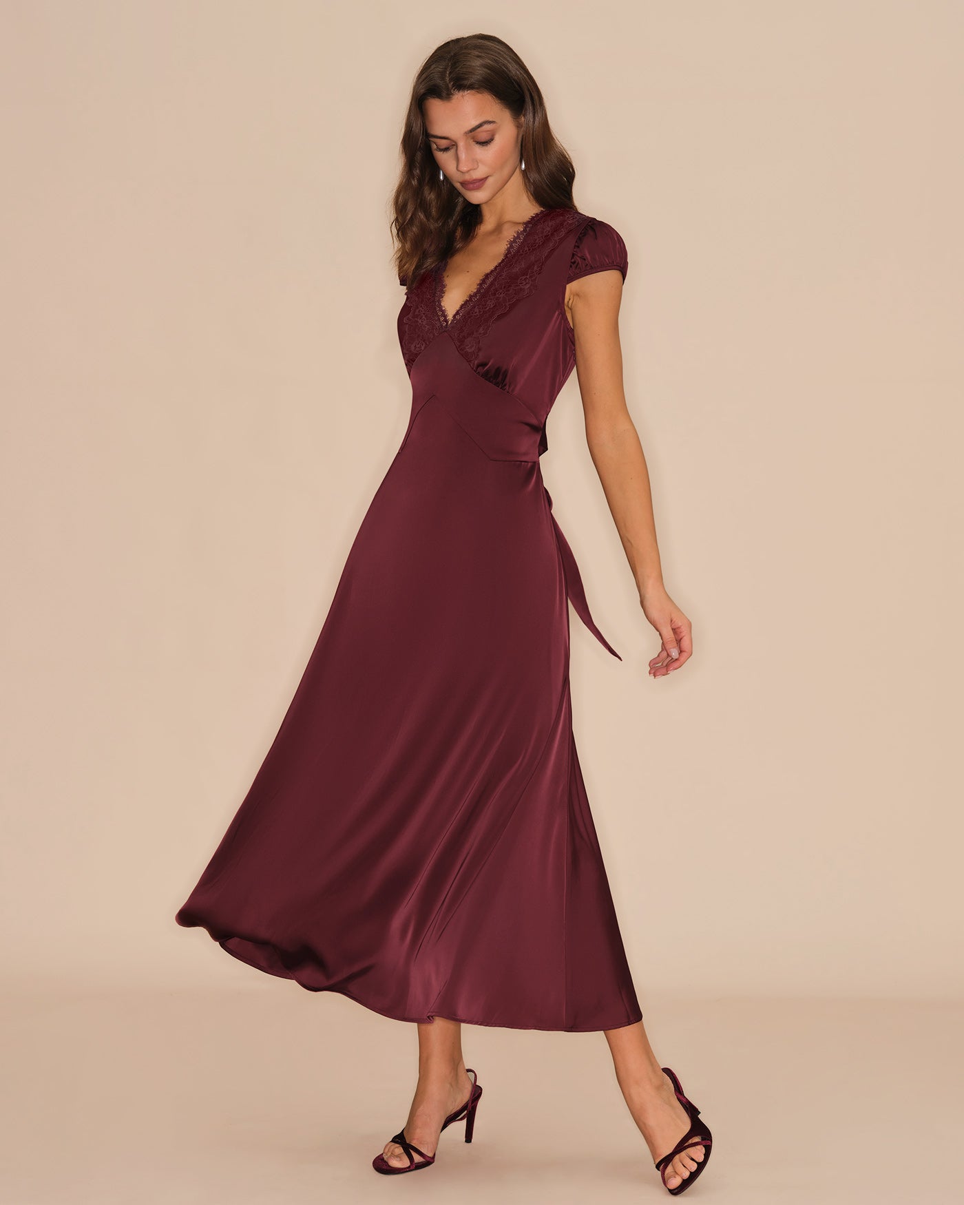 Vestido largo de encaje burdeos para boda de otoño, cuerpo entero