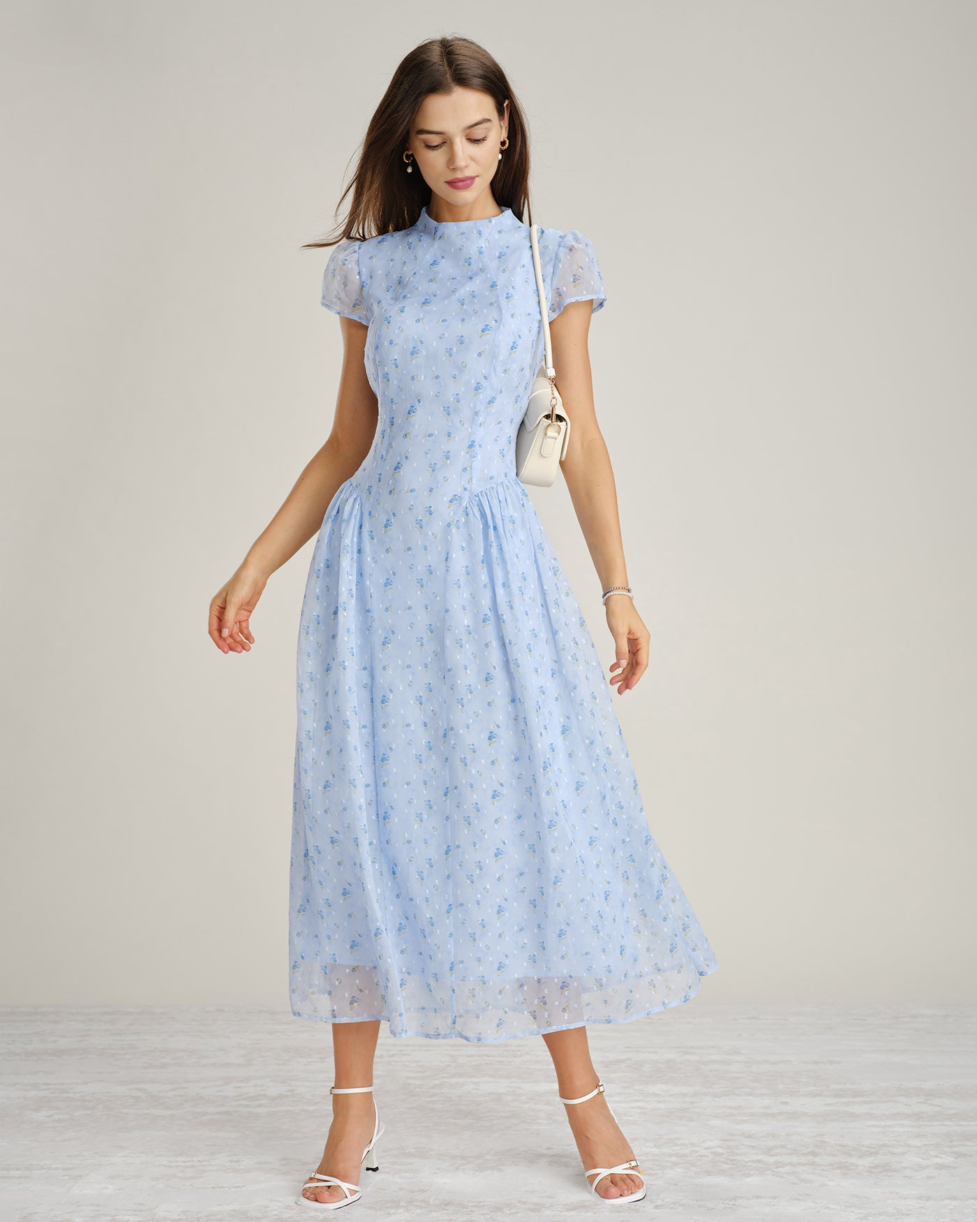 Vestido largo de gasa floral azul Clara con cuello alto, vista frontal