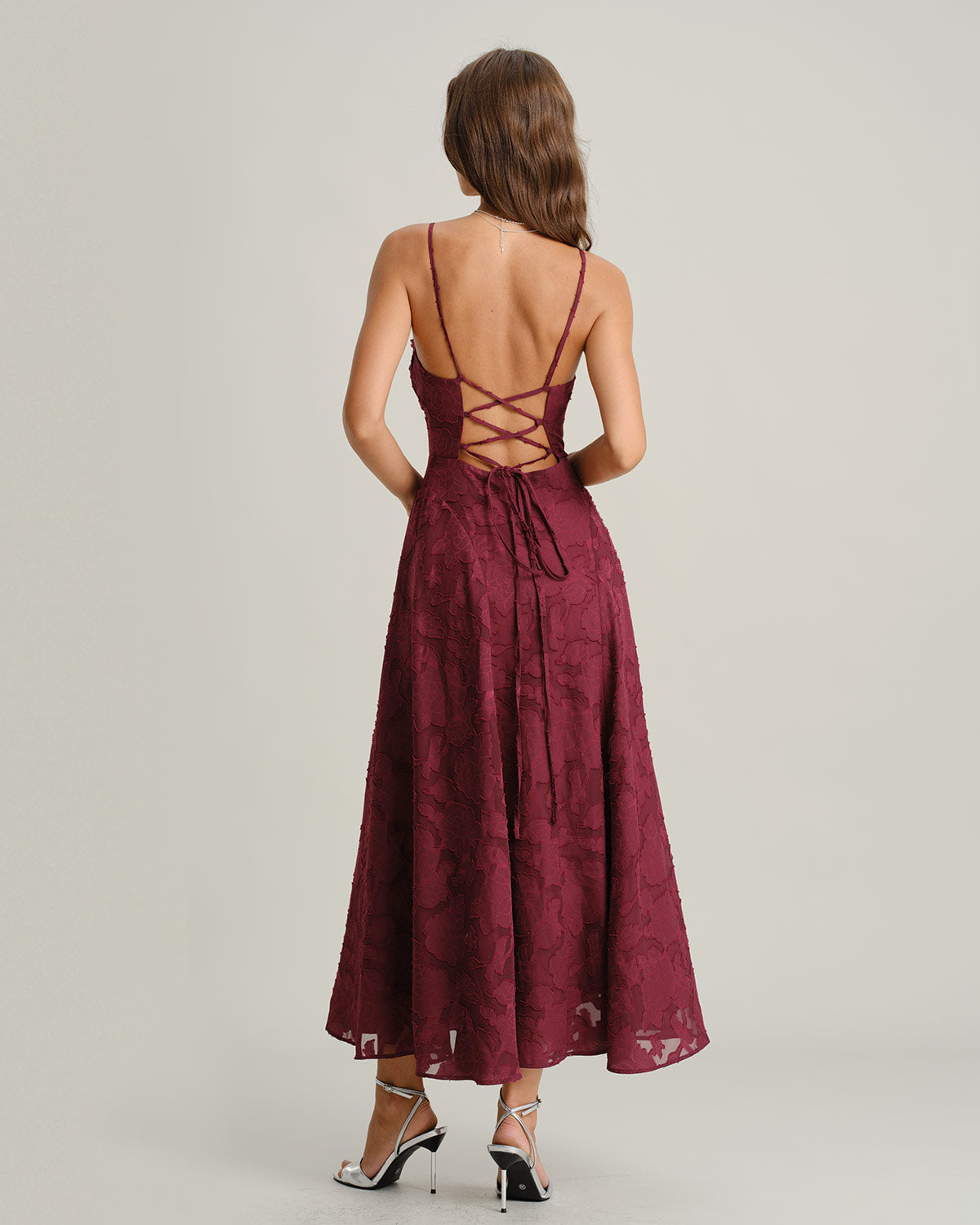 Vestido largo burdeos de jacquard para boda, cuerpo entero