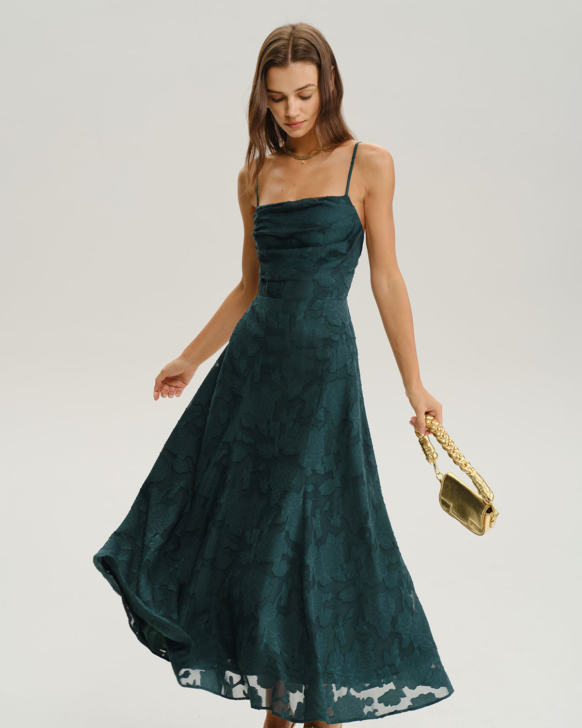 Vestido largo verde con espalda de cordones ajustables tipo corsé, vista trasera