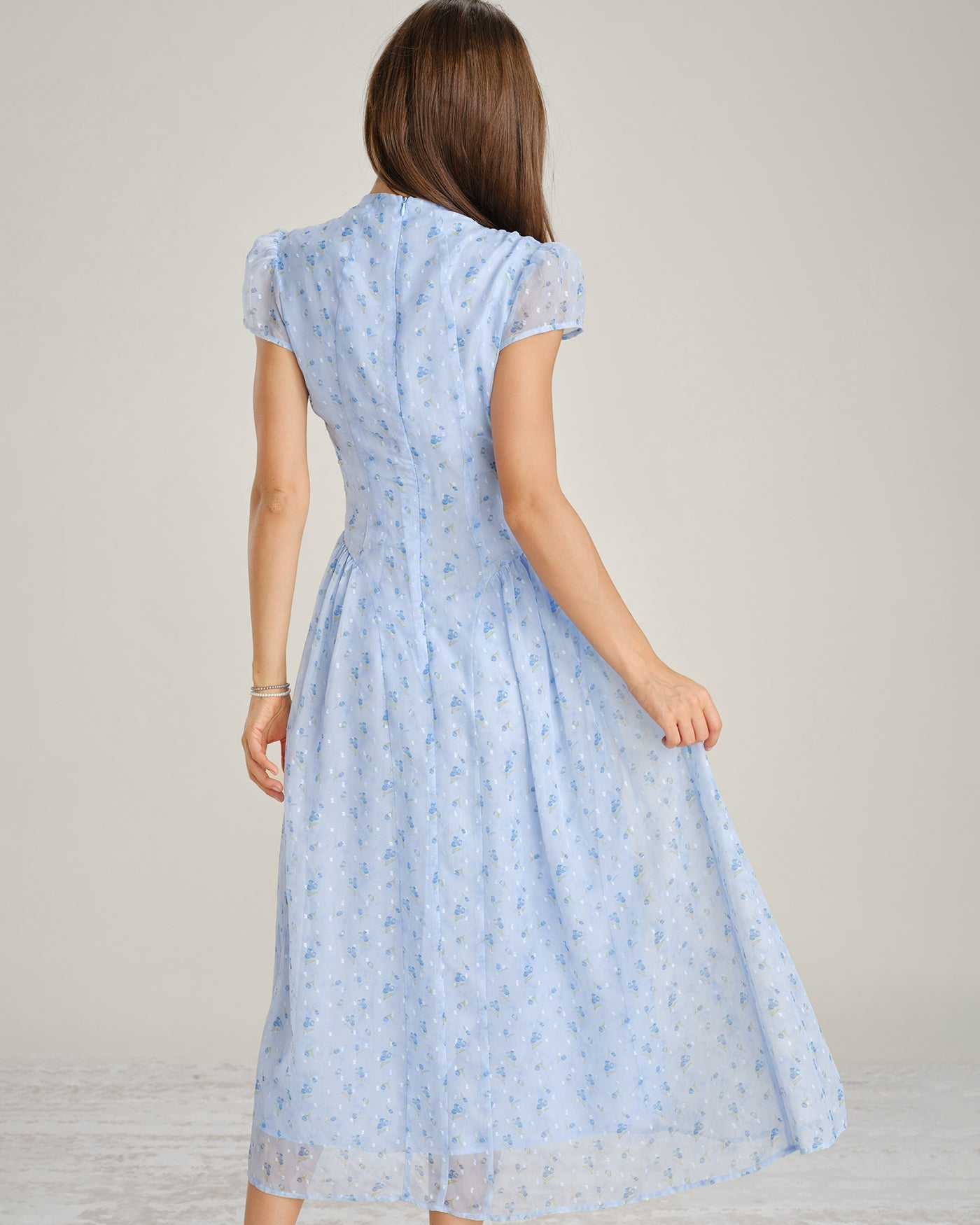 Vestido largo de gasa floral azul para boda de día, cuerpo entero