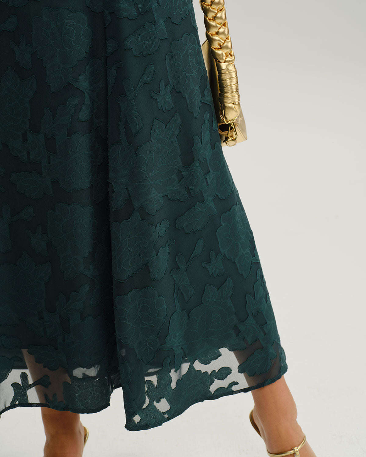 Detalle del tejido jacquard floral verde del vestido Esmeralda