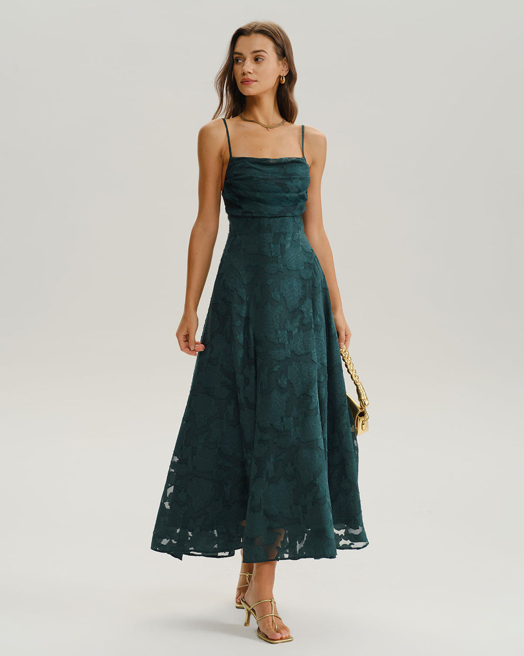 Vestido largo verde de invitada con corte A, vista lateral