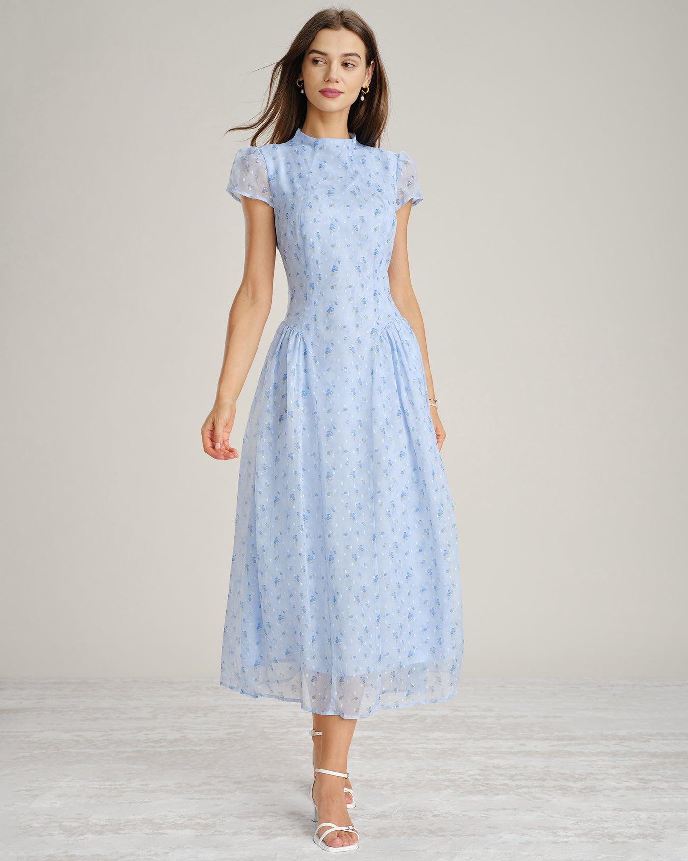 Vestido largo azul de gasa con manga corta, vista trasera