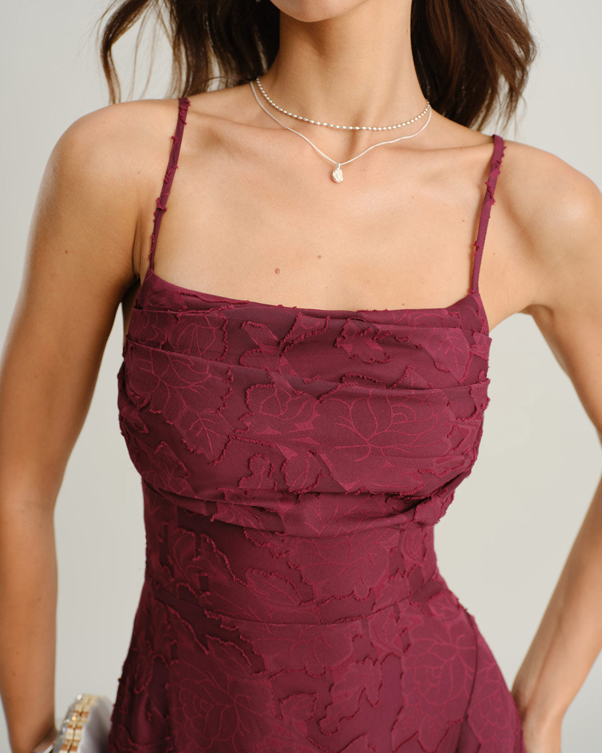 Vestido largo burdeos de invitada con espalda cruzada en X, vista trasera
